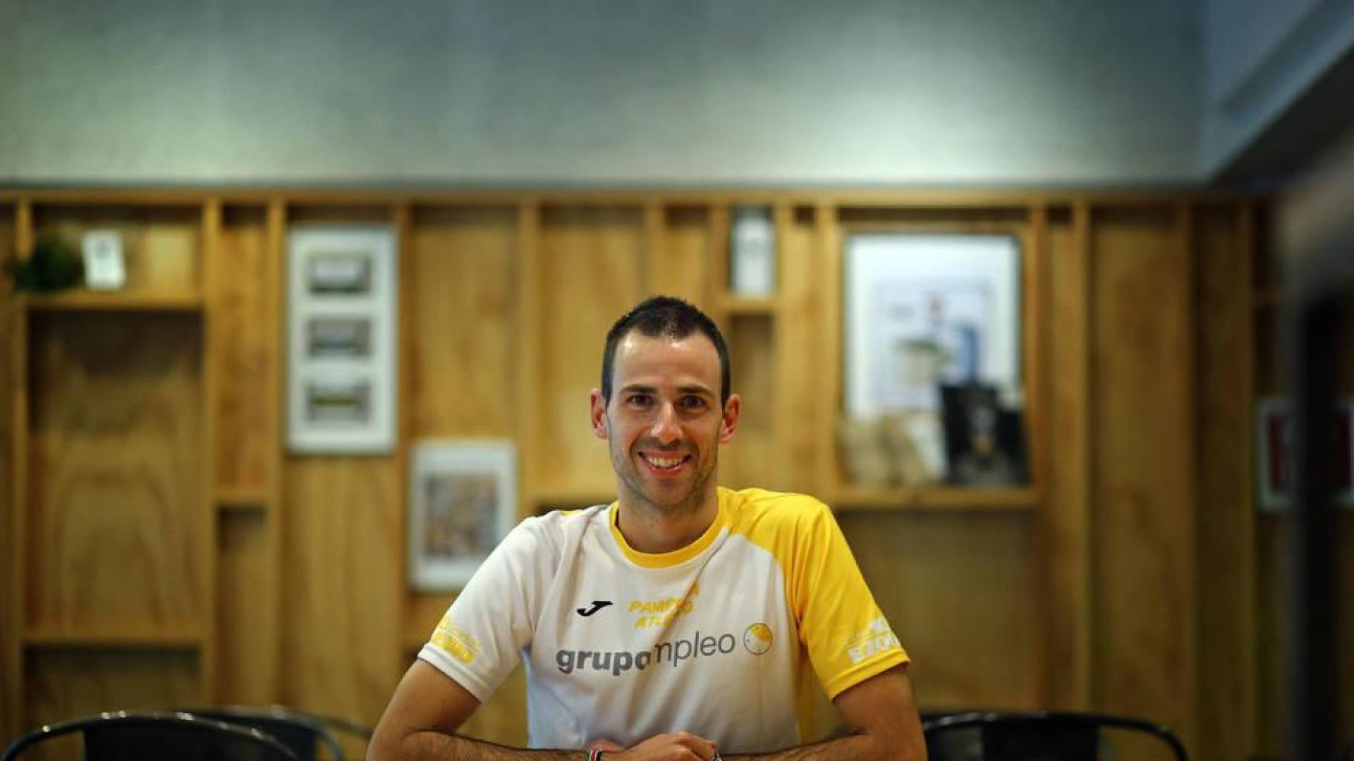 Javier Nagore sonríe en la cafetería Coffing de Pamplona, muy cerca de Larrabide, donde acude a entrenar a diario.