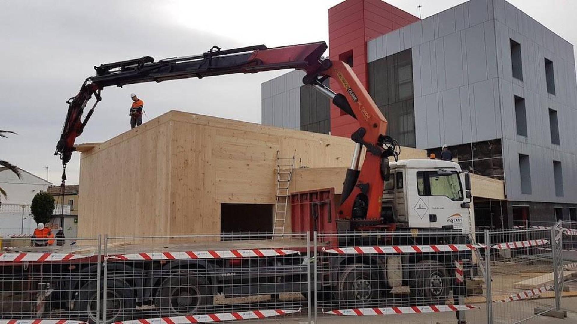 Imagen de las obras de construcción del futuro salón de actos, con el actual centro cívico al fondo.