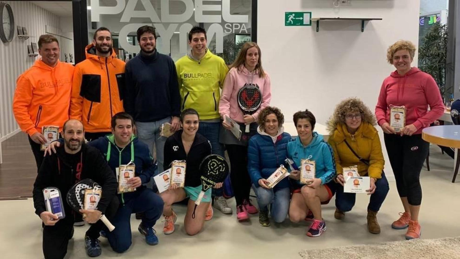 Foto de grupo de los ganadores del Trofeo Sabrás Clínica Dental.