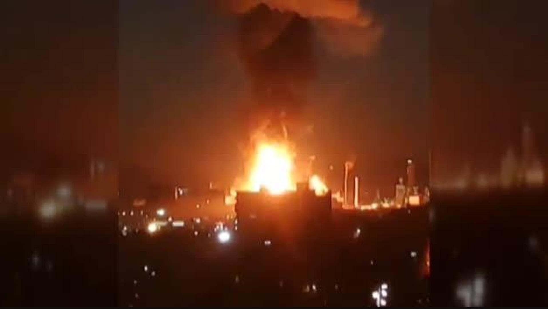 Los bomberos trabajan en la extinción del incendio en la petroquímica de Tarragona