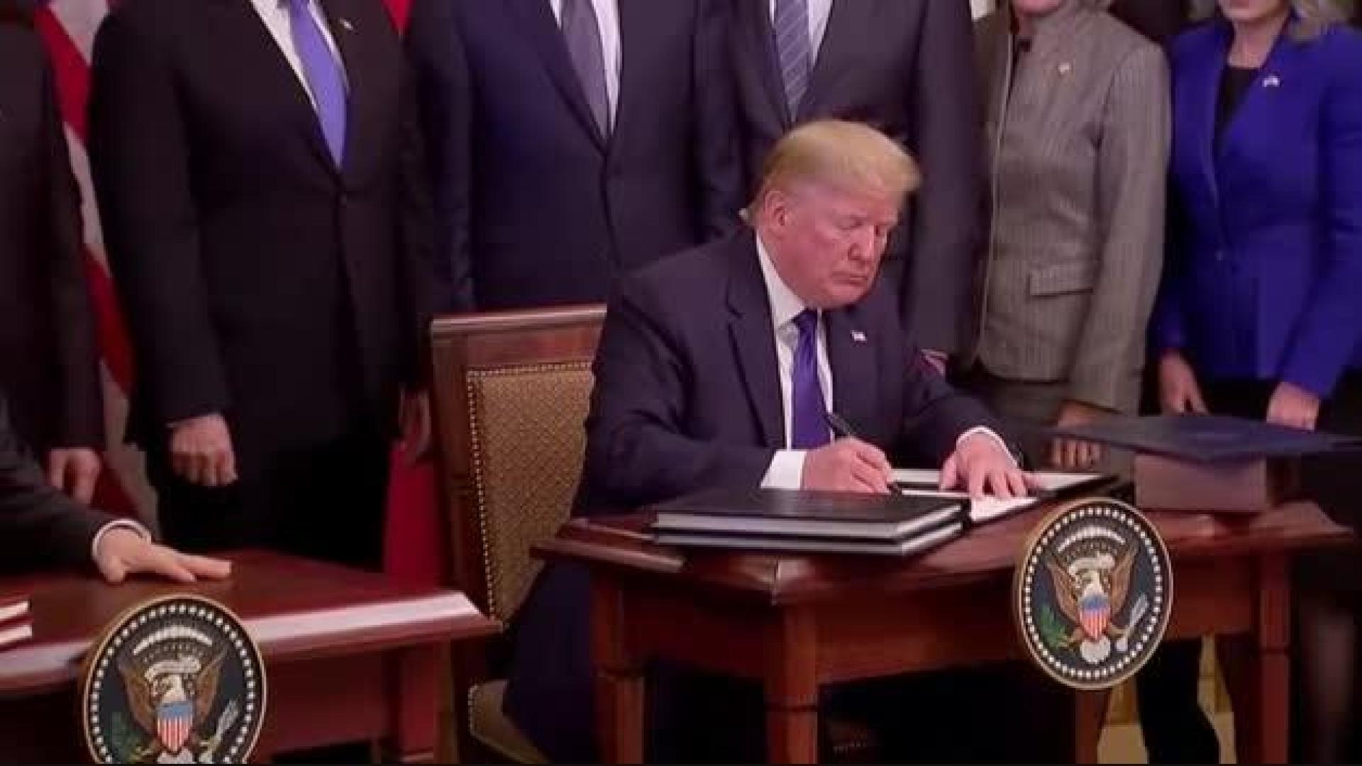 EEUU y China firman la tregua comercial