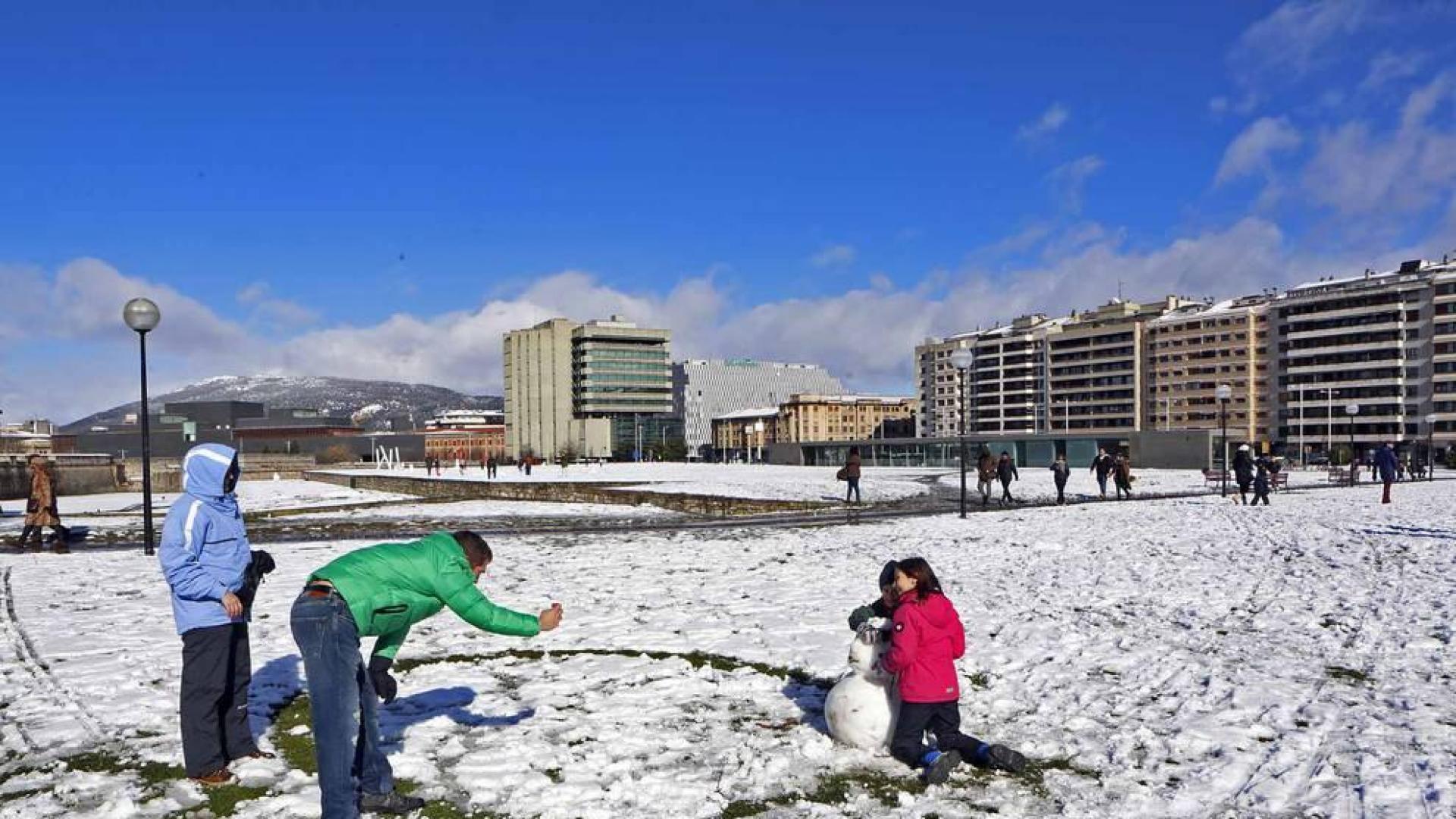 La nieve ha teñido de blanco las calles de Pamplona y de la Comarca este domingo 3 de febrero