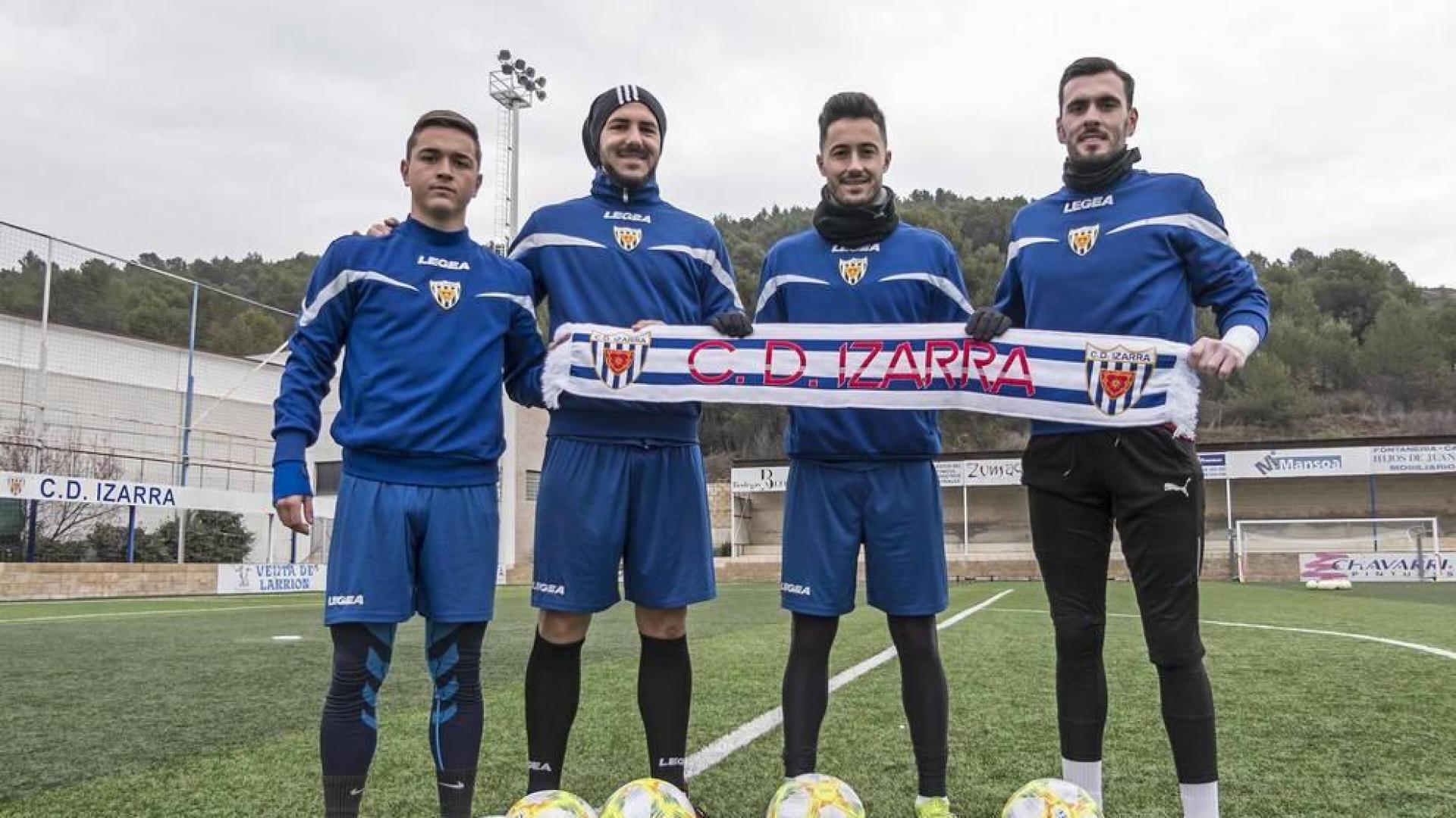 Los nuevos fichajes del Izarra para la segunda vuelta, de izquierda a derecha, Javi Gómez, Yoel Sola, Óscar Arroyo y Markel Areitio, este miércoles, en Merkatondoa, antes del entrenamiento.