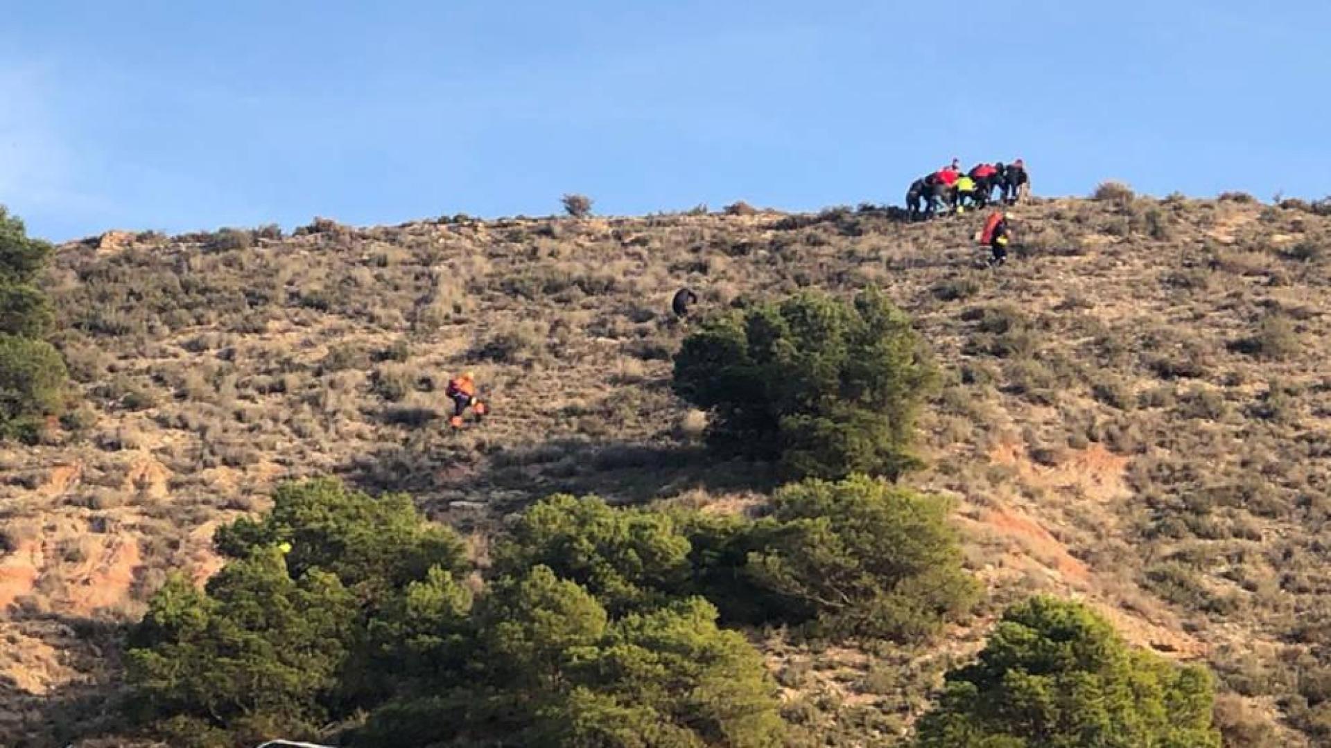 Los equipos de rescate, en la ladera donde sufrió el accidente el pamplonés fallecido.