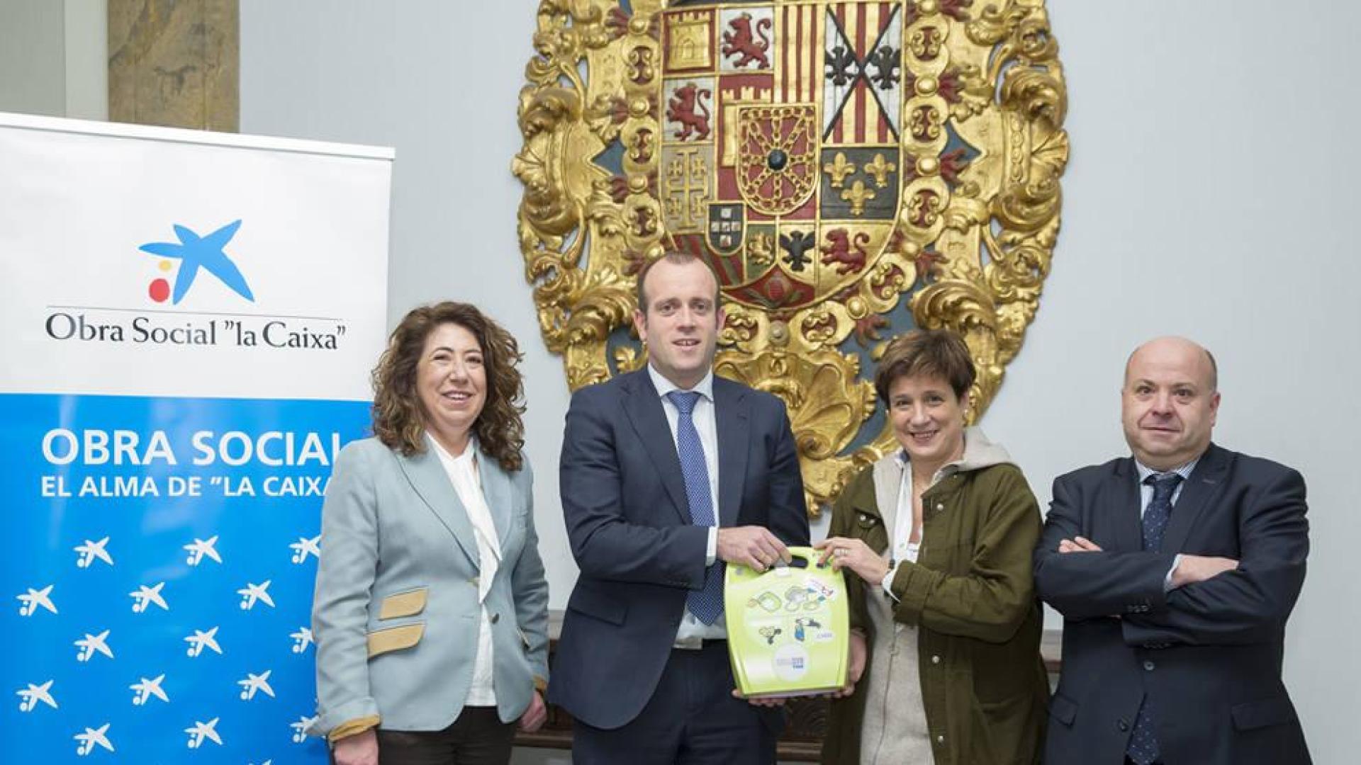 CaixaBank entrega al Ayuntamiento de Pamplona cuatro desfibriladores