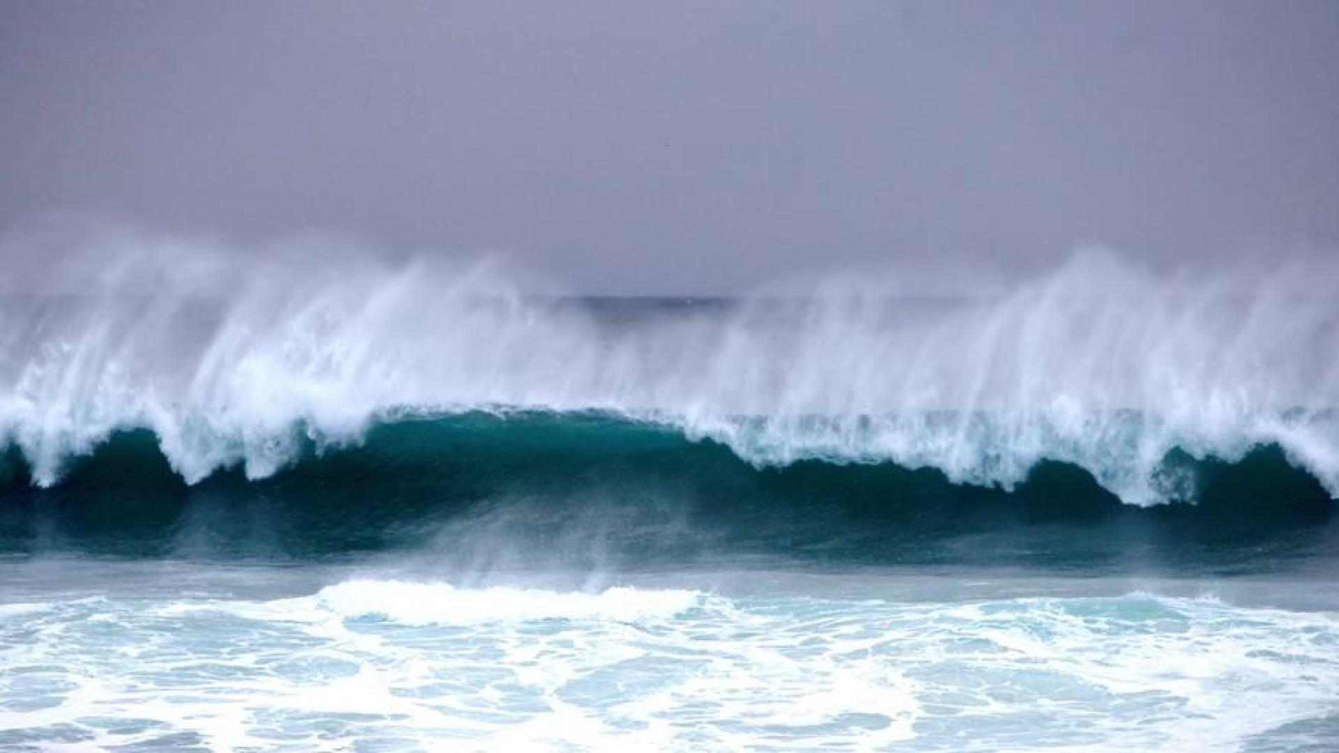 El mar desata su fuerza en Cantabria con olas de 10 metros