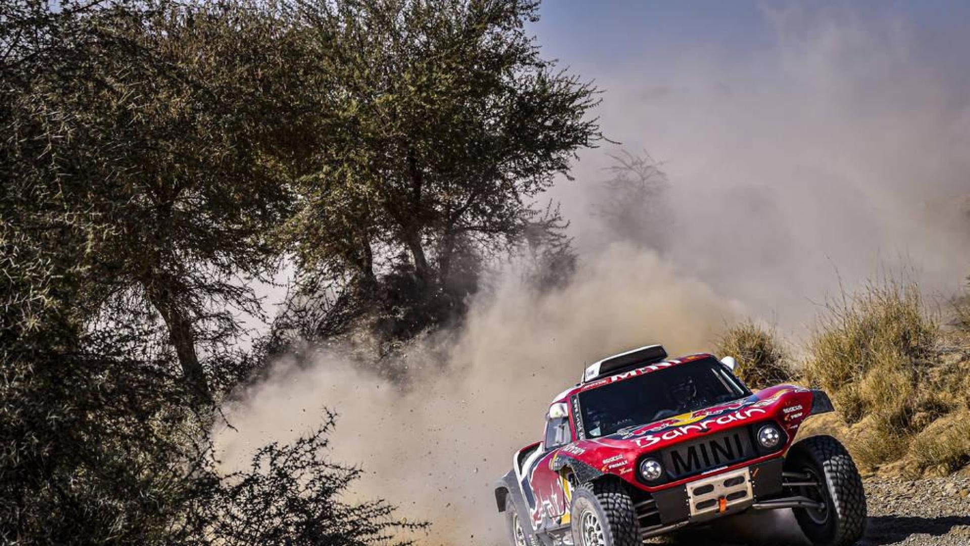 Carlos Sainz, camino de conseguir su tercer Dakar al ganar la décima etapa