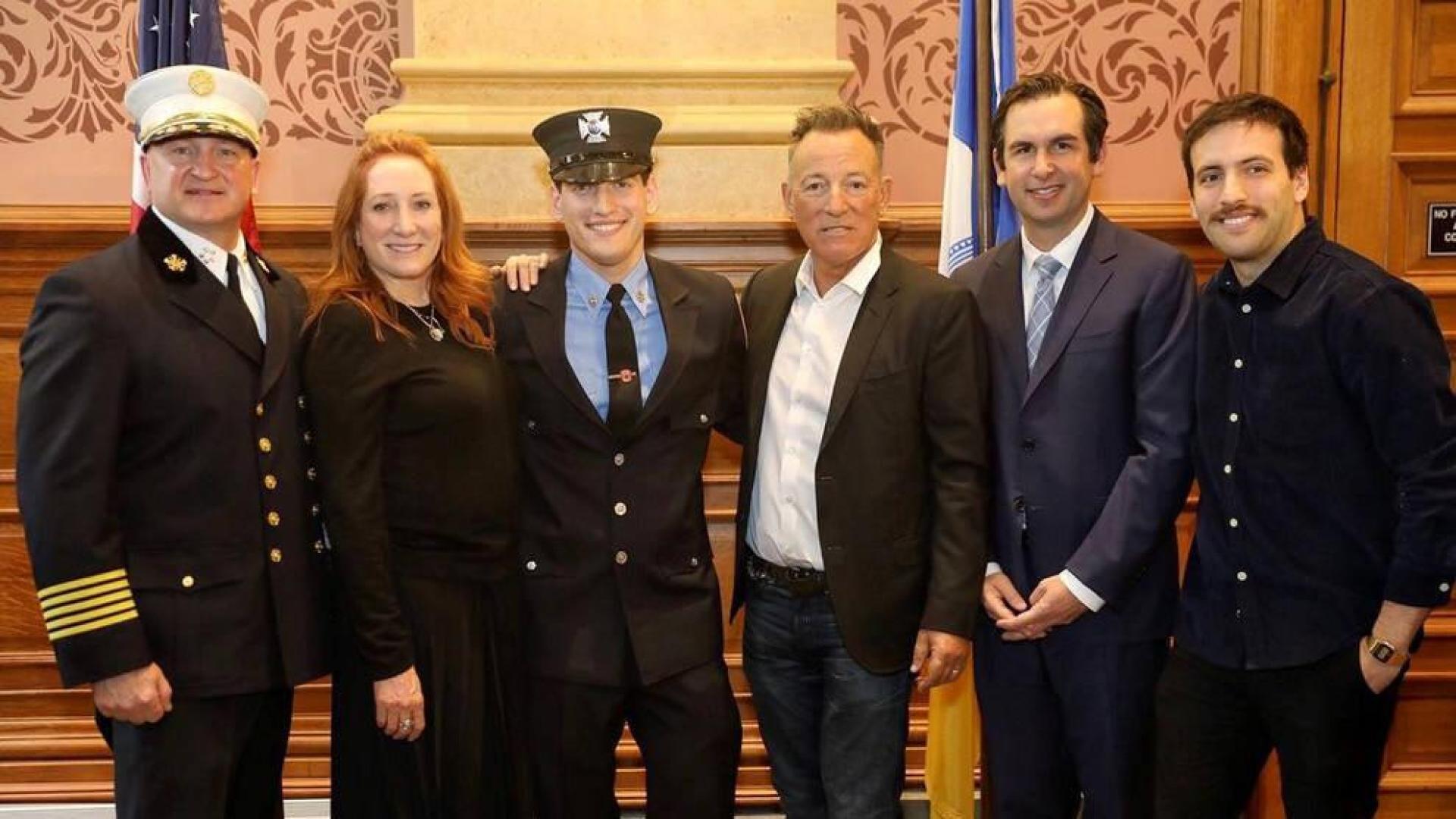 Bruce Springsteen posa junto a su esposa Patti Scialfa e hijos, tras la graduación de su hijo menor Sam como bombero
