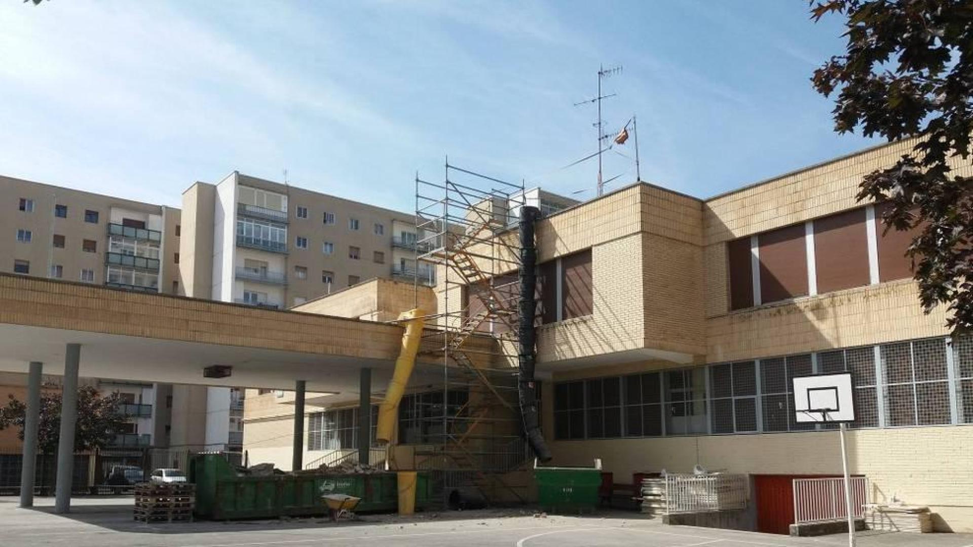 En el colegio público García Galdeano, en Orvina, se realizan obras de mejora en la cubierta y también reformas en los baños.