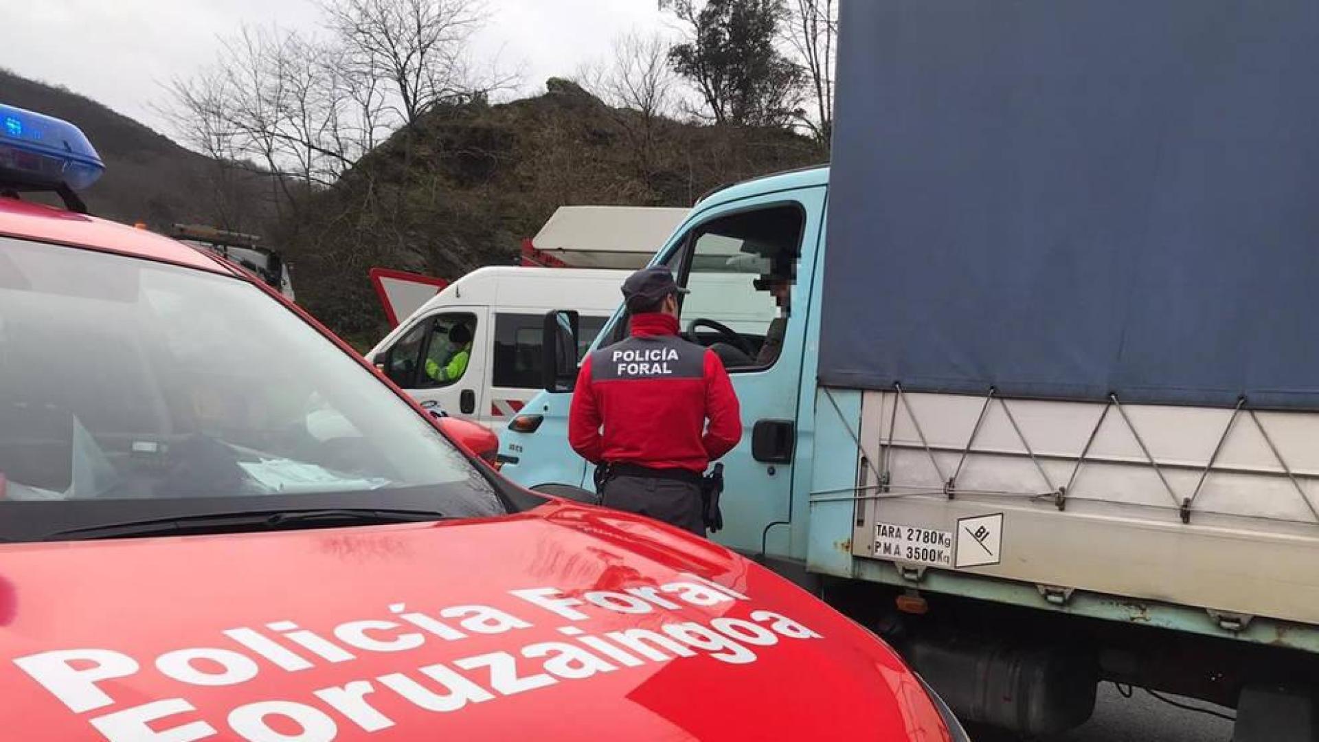 Denunciado un camionero en Bera por conducir mientras veía una telenovela en la tablet