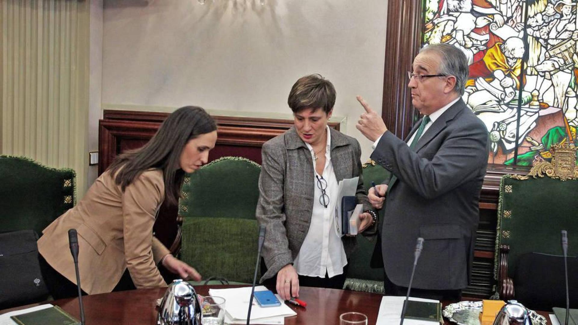 María Echávarri, Ana Elizalde y el alcalde Enrique Maya (NA+), momentos antes de iniciarse la sesión de este jueves, la primera de 2020.