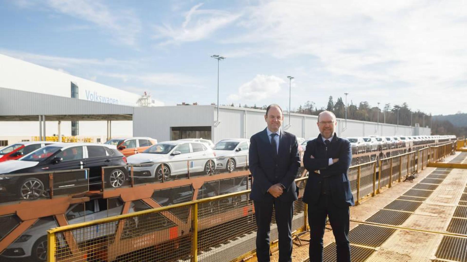 Alfonso Eslava, director de Logística y Pablo Mendívil, gerente de Programación y Control de la Producción y Distribución de Volkswagen Navarra