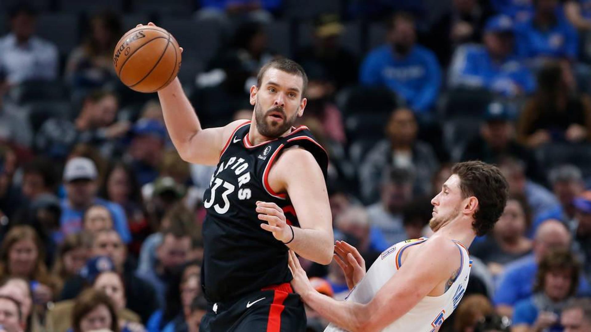 Marc Gasol defiende un balón en un partido de los Toronto Raptors