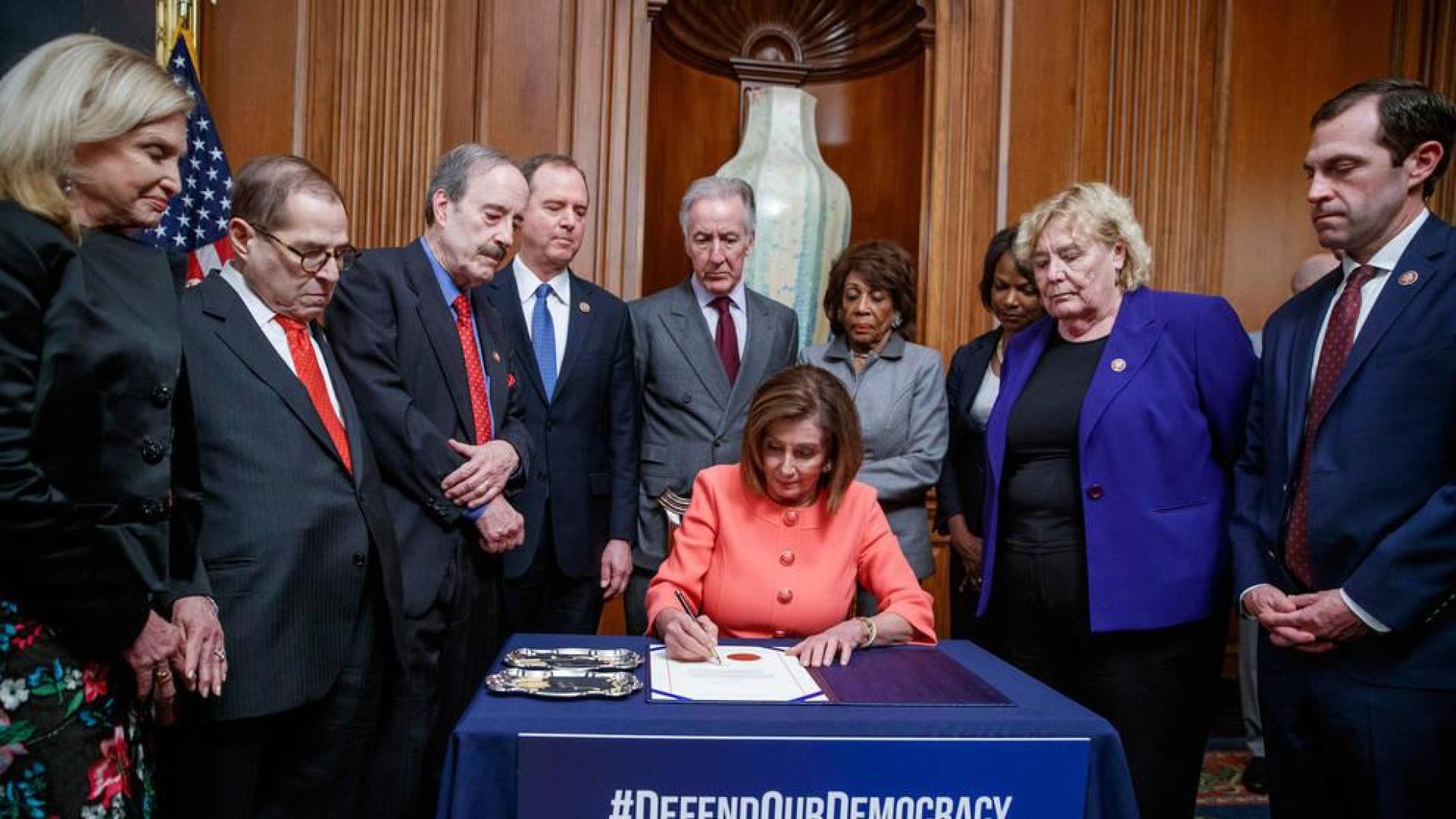 La presidenta de la Cámara de Representantes de EE UU, Nancy Pelosi, en el momento de la firma del pliego de cargos.