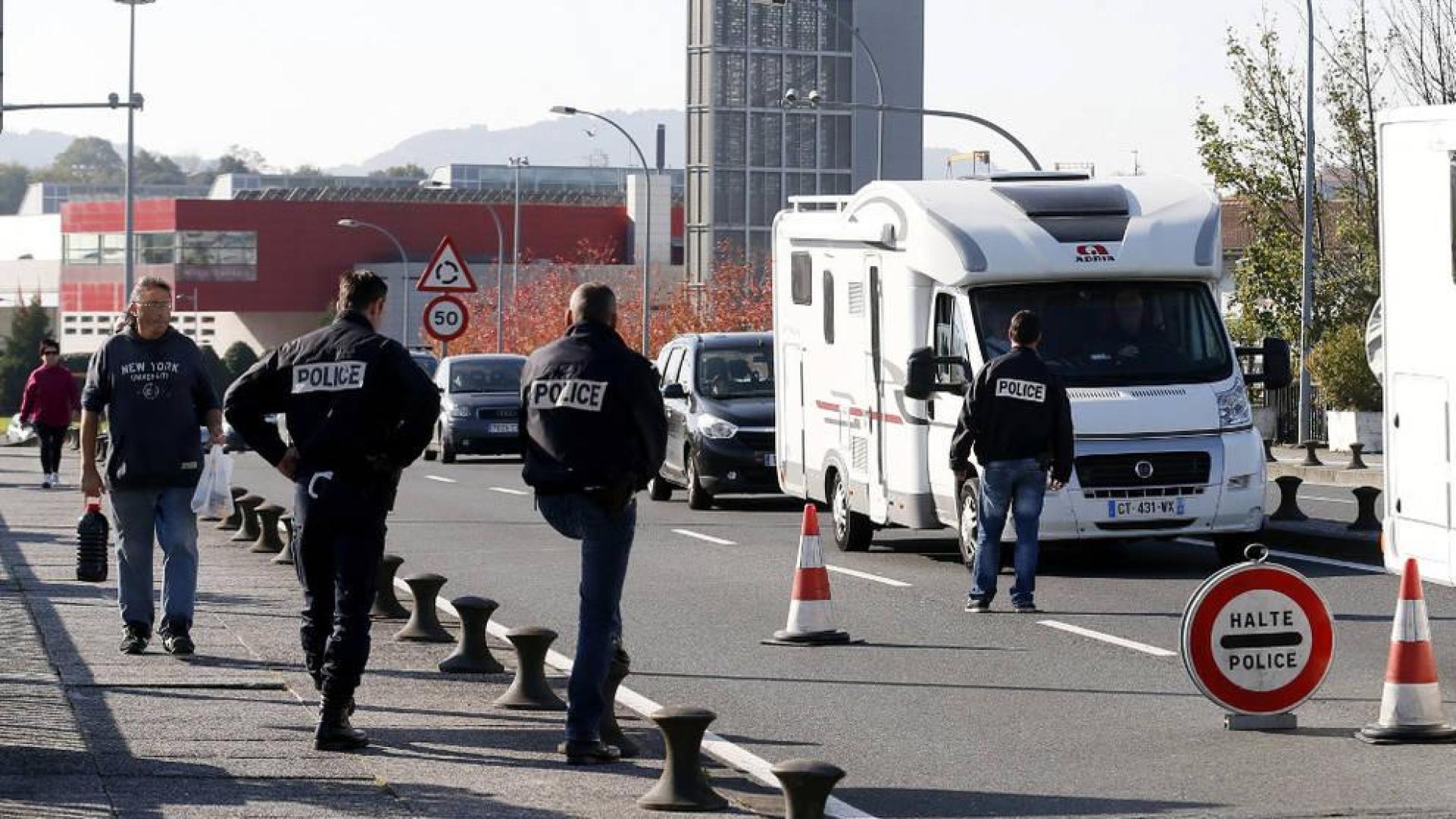 La Policía francesa realiza un control en el puente que une la localidad gipuzcoana de Irún con Hendaya.