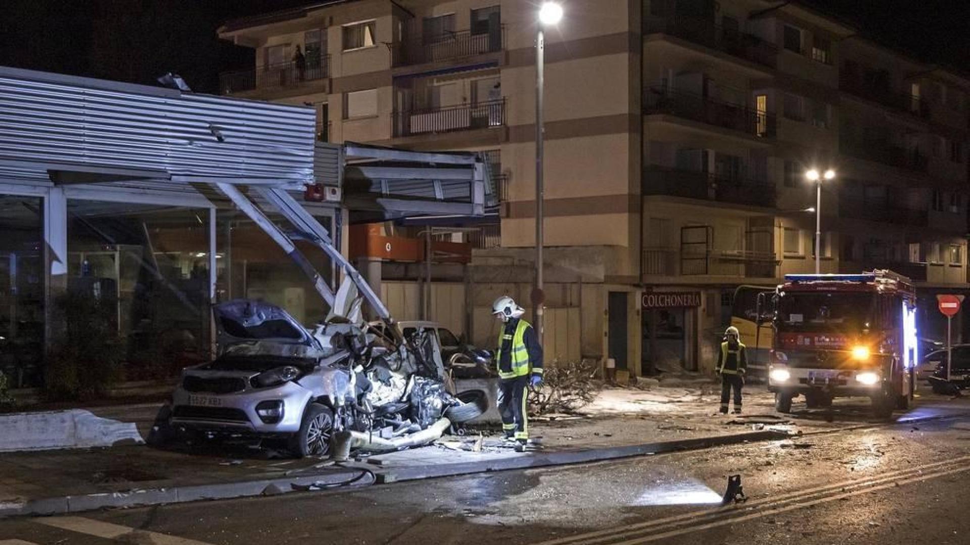 Un autobús de La Estellesa se estrelló este viernes, 17 de enero, contra una gasolinera, arrollando a viandantes y a varios vehículos, en la localidad navarra.