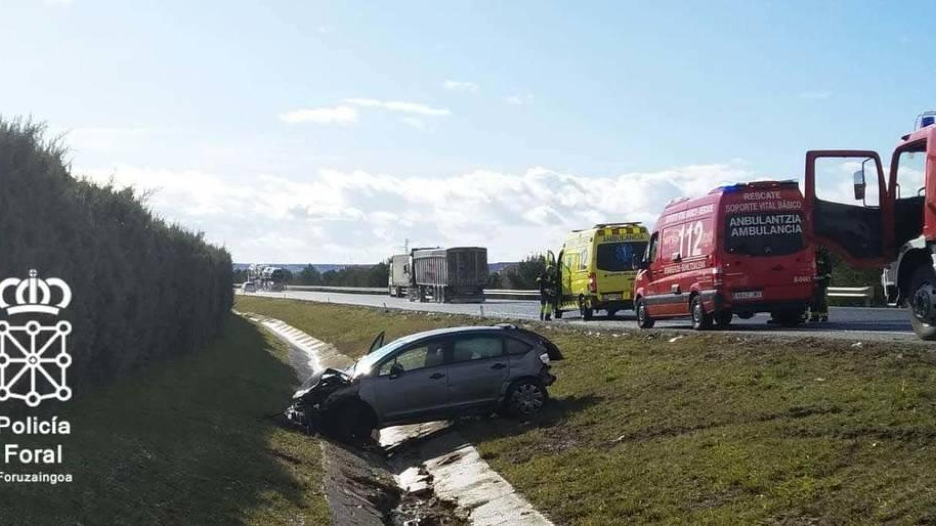 Estado en el que ha quedado el coche tras salirse de la vía y volcar en la AP-15 en Tafalla