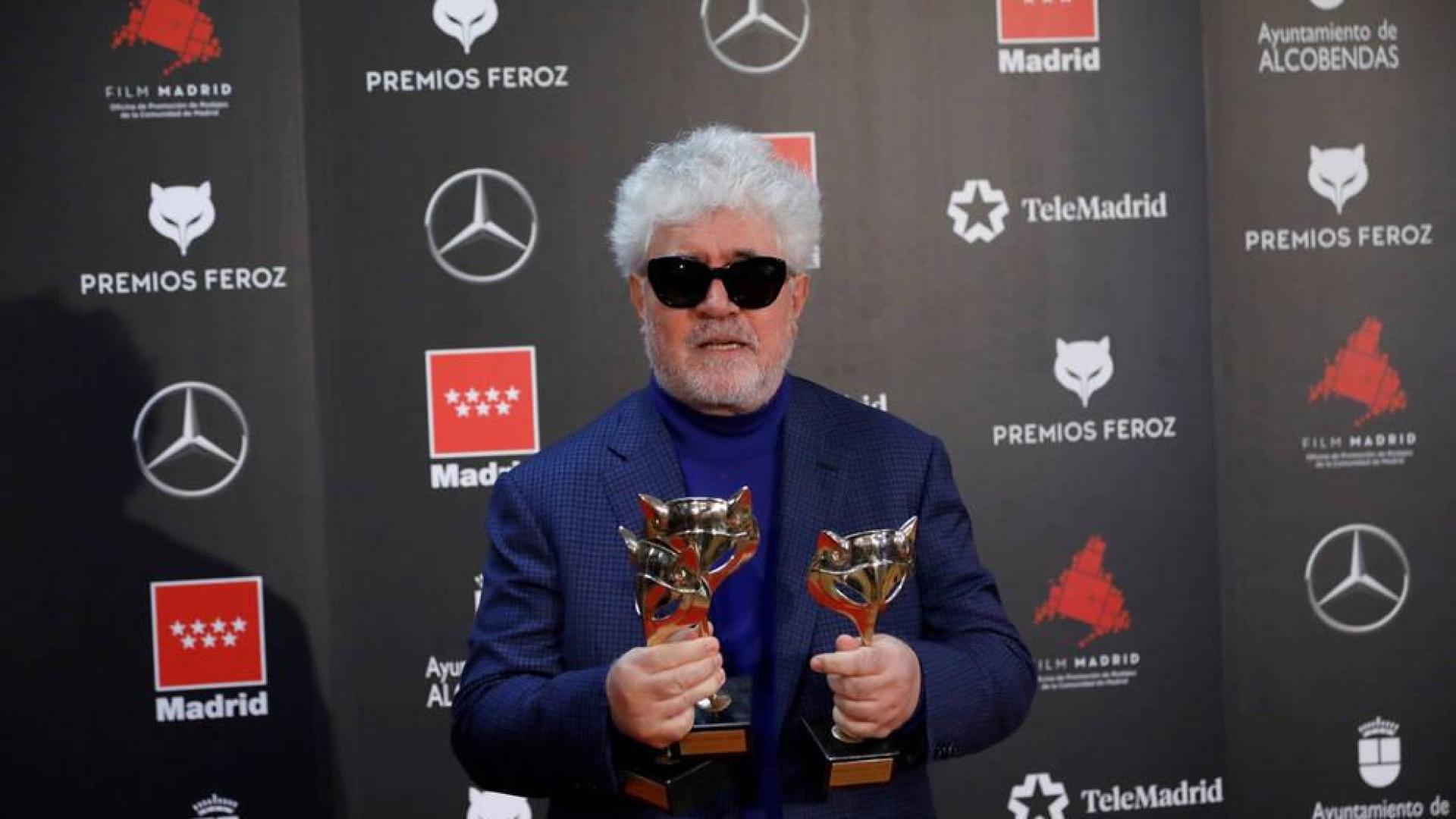 El director de cine Pedro Almodóvar posa con los premios Feroz recibidos por 'Dolor y gloria'