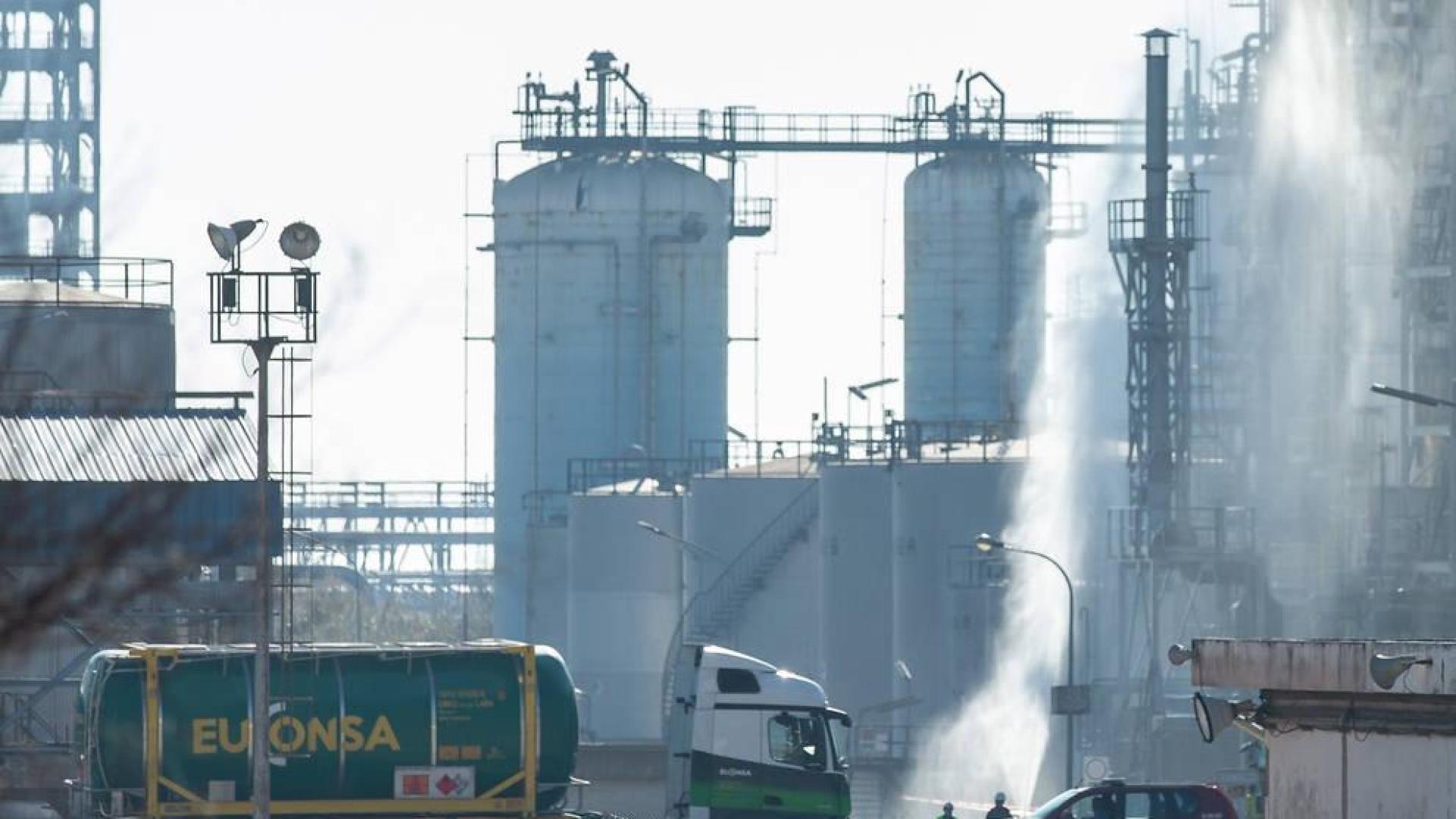 Un camión cisterna en el lugar del accidente en la empresa petroquímica IQOXE