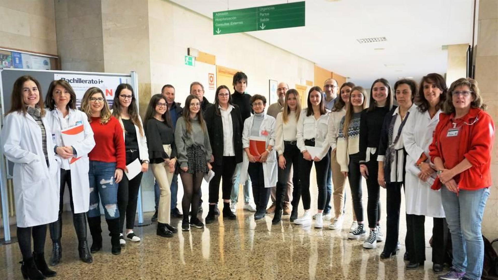 Grupo de alumnos del IES Valle del Ebro junto al personal sanitario del Hospital Reina Sofía.