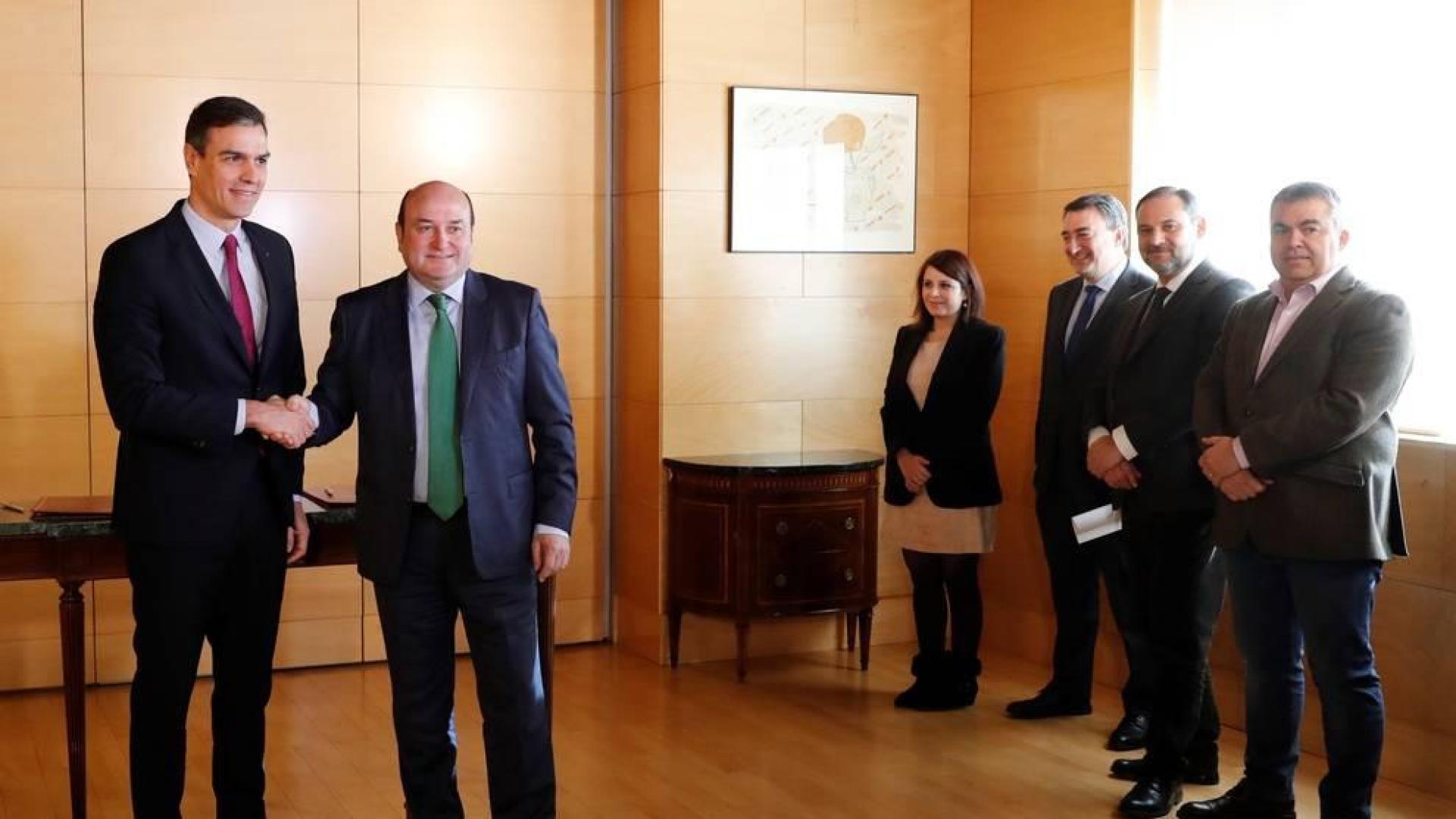 Los líderes del PSOE y PNV, Pedro Sánchez y Andoni Ortuzar, tras la firma del pacto de investidura. A la derecha, Adriana Lastra (PSOE), Aitor Esteban (PNV),  José Luis Ábalos y el navarro Santos Cerdán (PSOE).