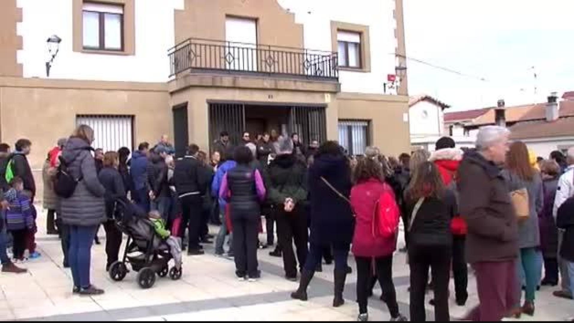 Emotivo minuto de silencio en Ayegui en memoria de los dos niños muertos en Estella