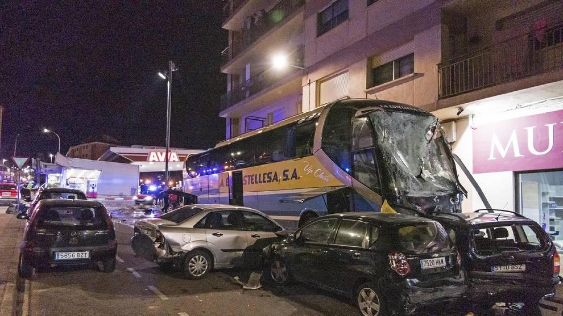 Retiran parte de la estructura metálica de la gasolinera de Estella tras el accidente