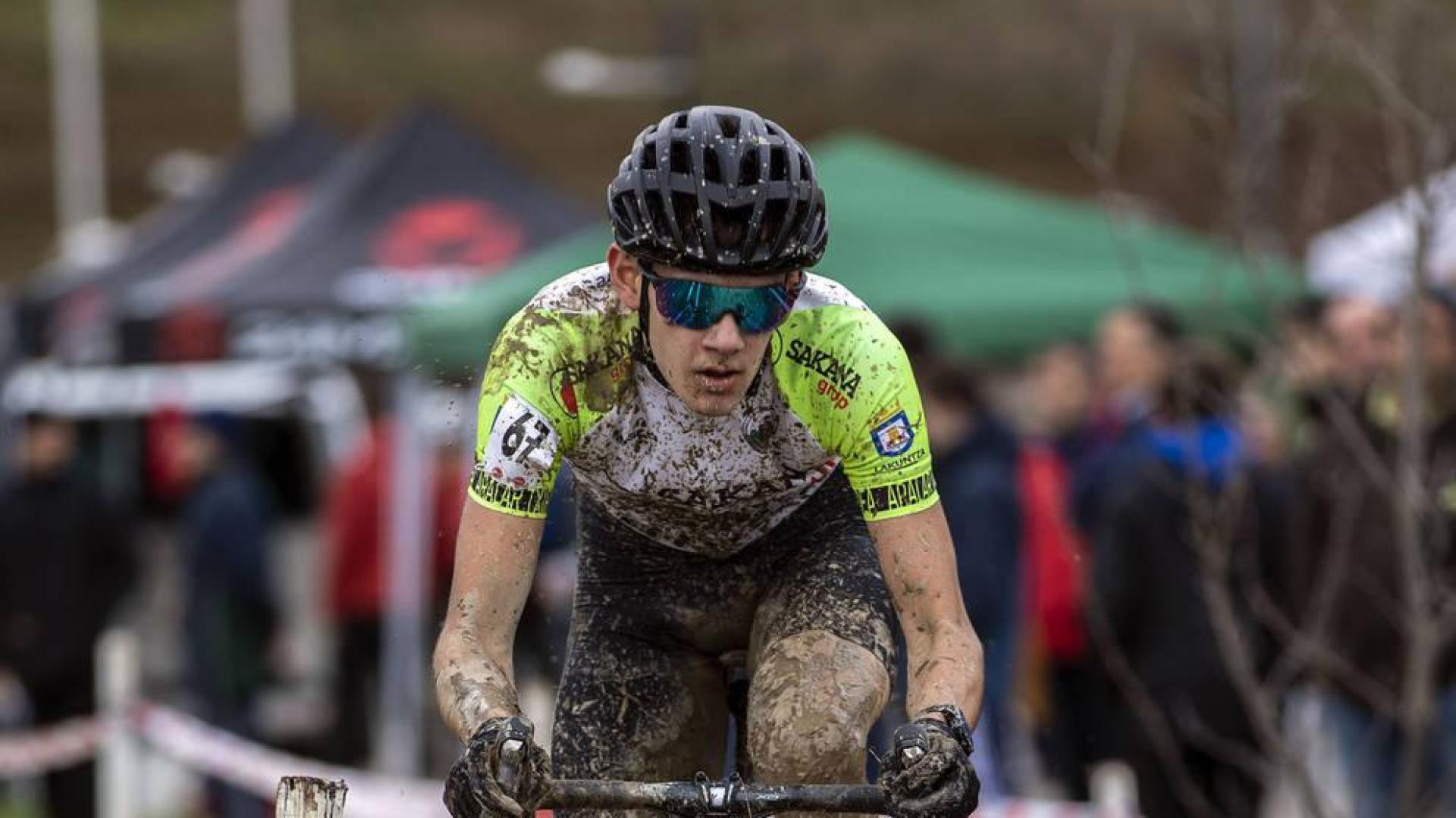 Igor Arrieta, en un tramo de barro del circuito de Pamplona.