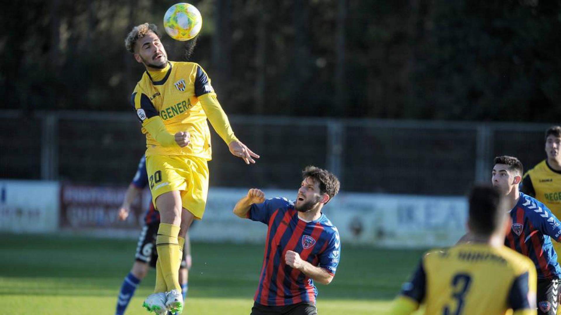 Un jugador del Izarra cabecea el balón en el partido de este sábado ante el Leioa.