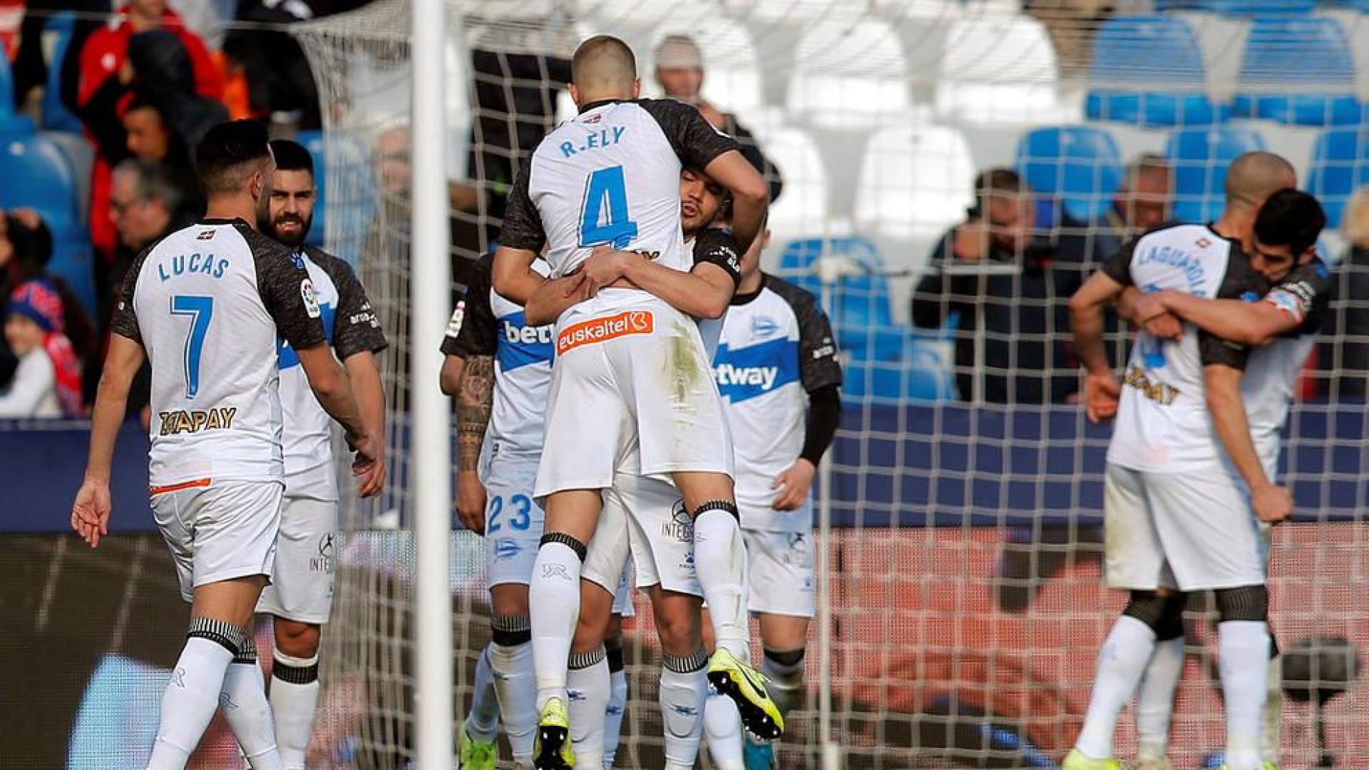 Los jugadores del Deportivo Alavés celebran la victoria tras finalizar el partido ante el Levante.