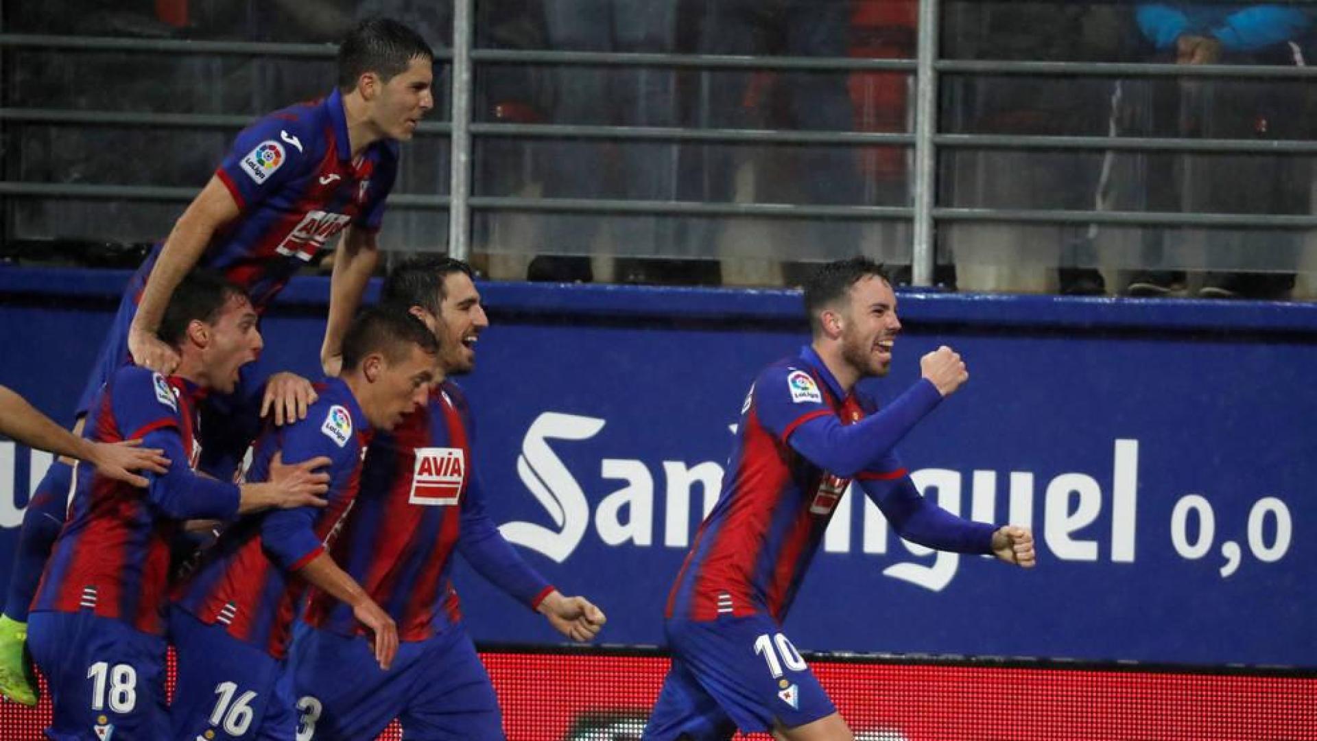 El centrocampista del Eibar Edu Expósito celebra su gol, segundo del equipo ante el Atlético de Madrid, durante el partido de la jornada 20 de LaLiga Santander de fútbol que se disputad este sábado en el estadio de Ipurua, en Eibar.