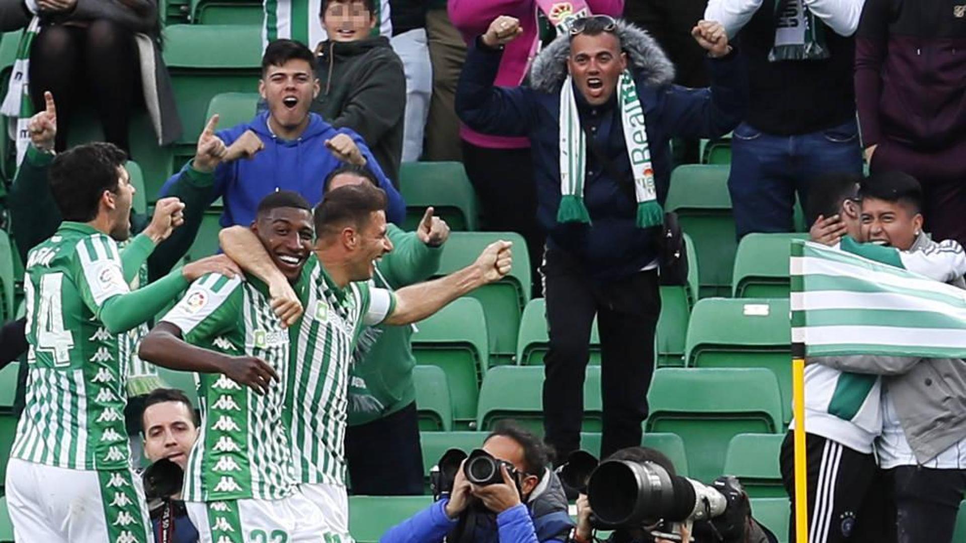 Los jugadores del Real Betis Carles Aleñá (i) y el brasileño Emerson, celebran el gol de Joaquín Sánchez (d) ante la Real Sociedad.