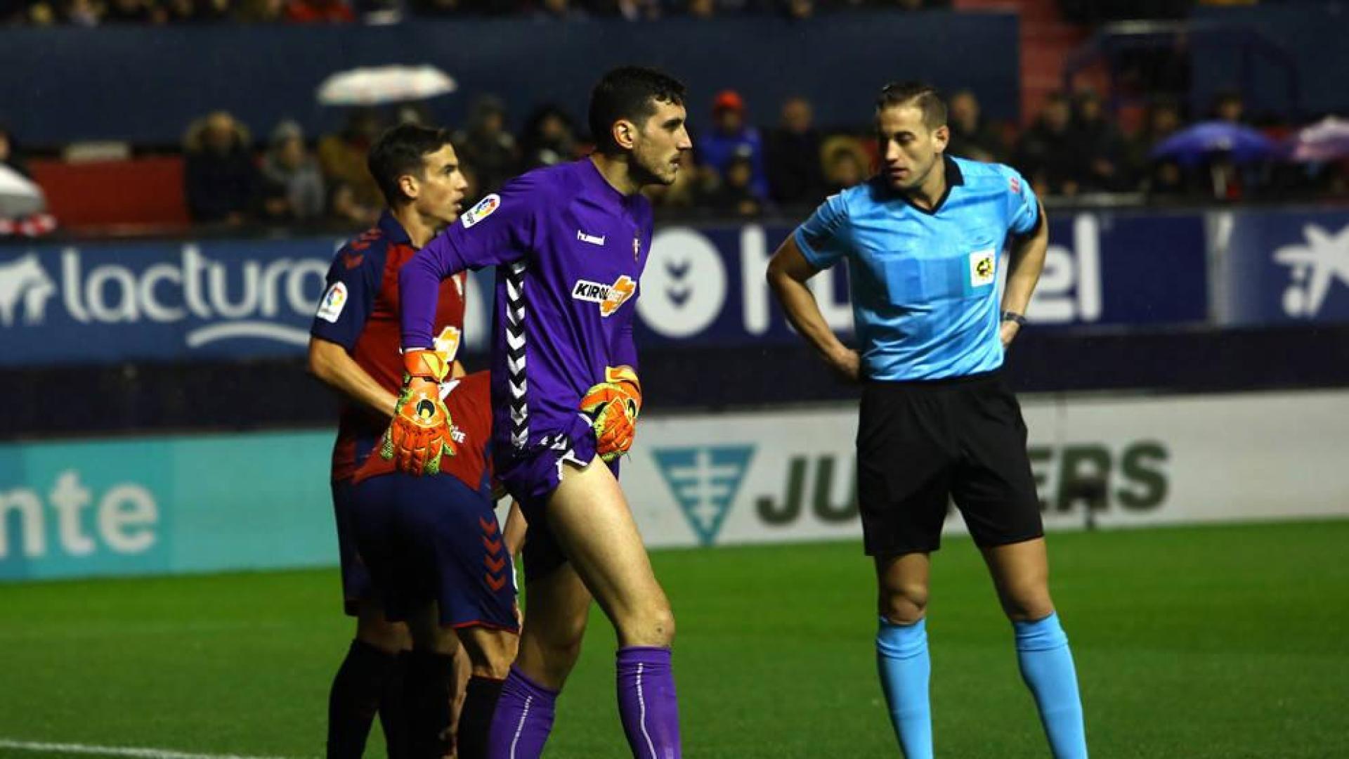 Sergio Herrera se lleva la mano al muslo derecho. Jugó lesionado desde el minuto 10, al tapar una internada de Enes Ünal.