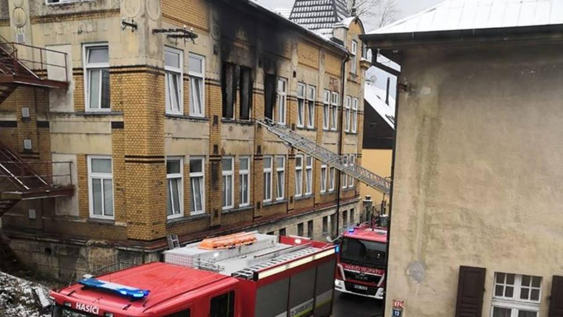 Un camión de bomberos, frente al centro incendiado en Vejprty.