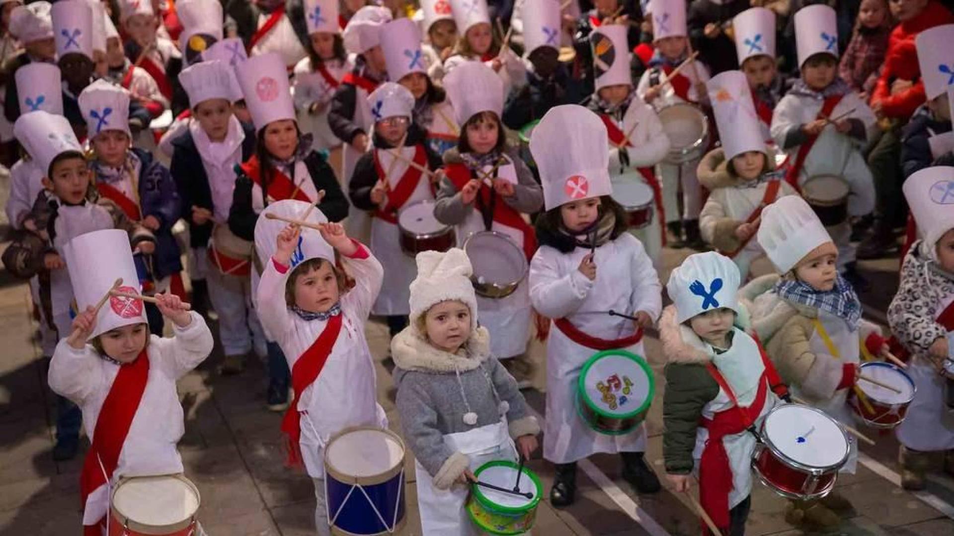 Los txikis estrenan la tamborrada en Lakuntza