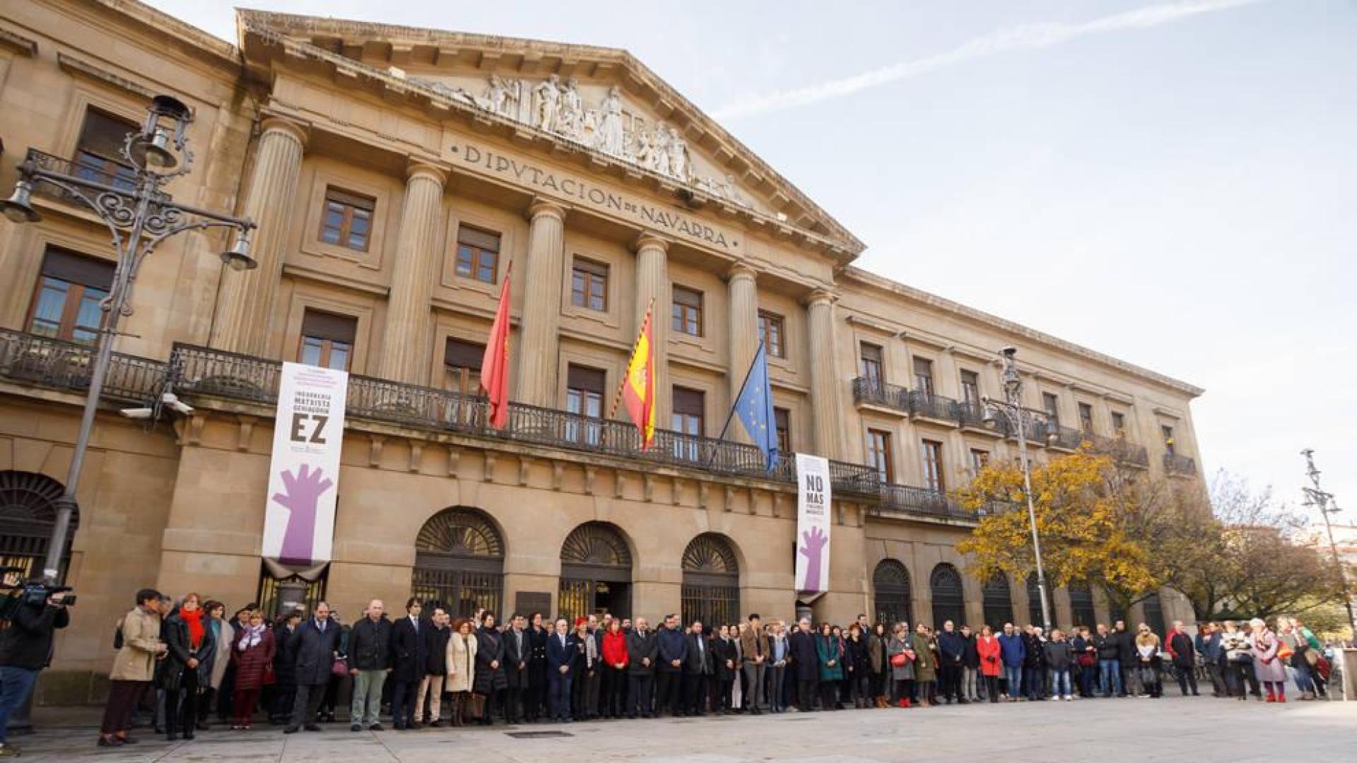 El Gobierno foral se concentran con motivo del día contra la violencia hacia las mujeres