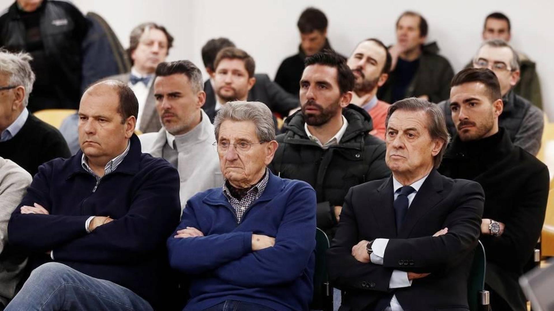 El juicio por el denominado caso Osasuna ha comenzado este lunes pasadas las 9.30 horas. La Sección Segunda de la Audiencia de Navarra enjuicia a seis exdirectivos de Osasuna, tres exjugadores del Betis y dos agentes inmobiliarios acusados de delitos de apropiación indebida, societarios, falsedad en documento mercantil, falsificación de las cuentas anuales y corrupción deportiva (por el supuesto amaño de partidos).