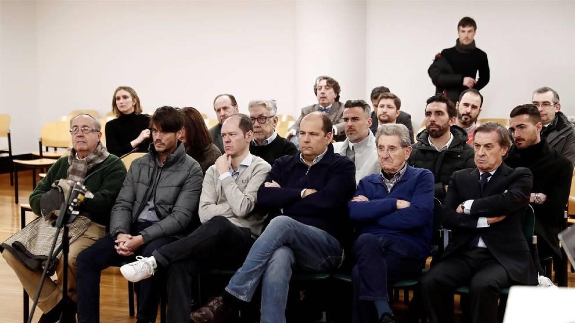 El juicio por el denominado caso Osasuna ha comenzado este lunes pasadas las 9.30 horas. La Sección Segunda de la Audiencia de Navarra enjuicia a seis exdirectivos de Osasuna, tres exjugadores del Betis y dos agentes inmobiliarios acusados de delitos de apropiación indebida, societarios, falsedad en documento mercantil, falsificación de las cuentas anuales y corrupción deportiva (por el supuesto amaño de partidos).