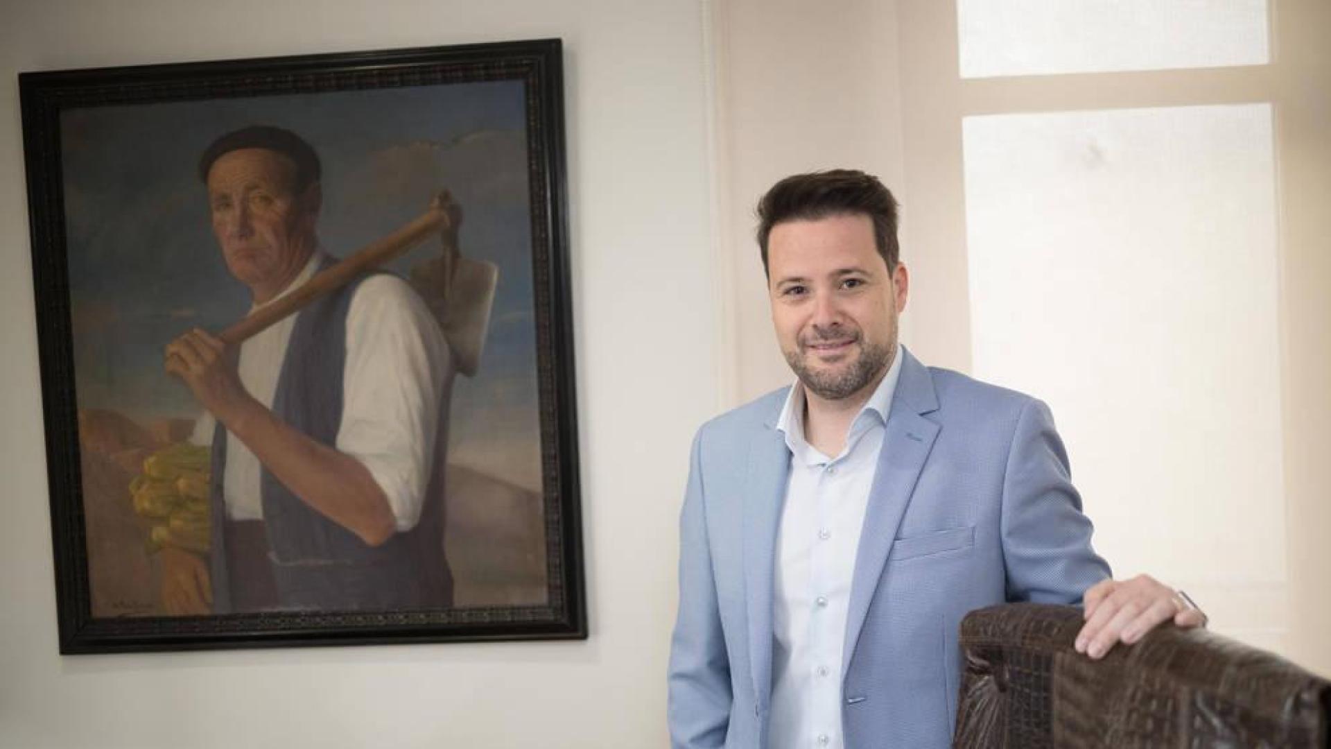 Alejandro Toquero posa en el despacho de alcaldía con el cuadro de su bisabuelo a sus espaldas.