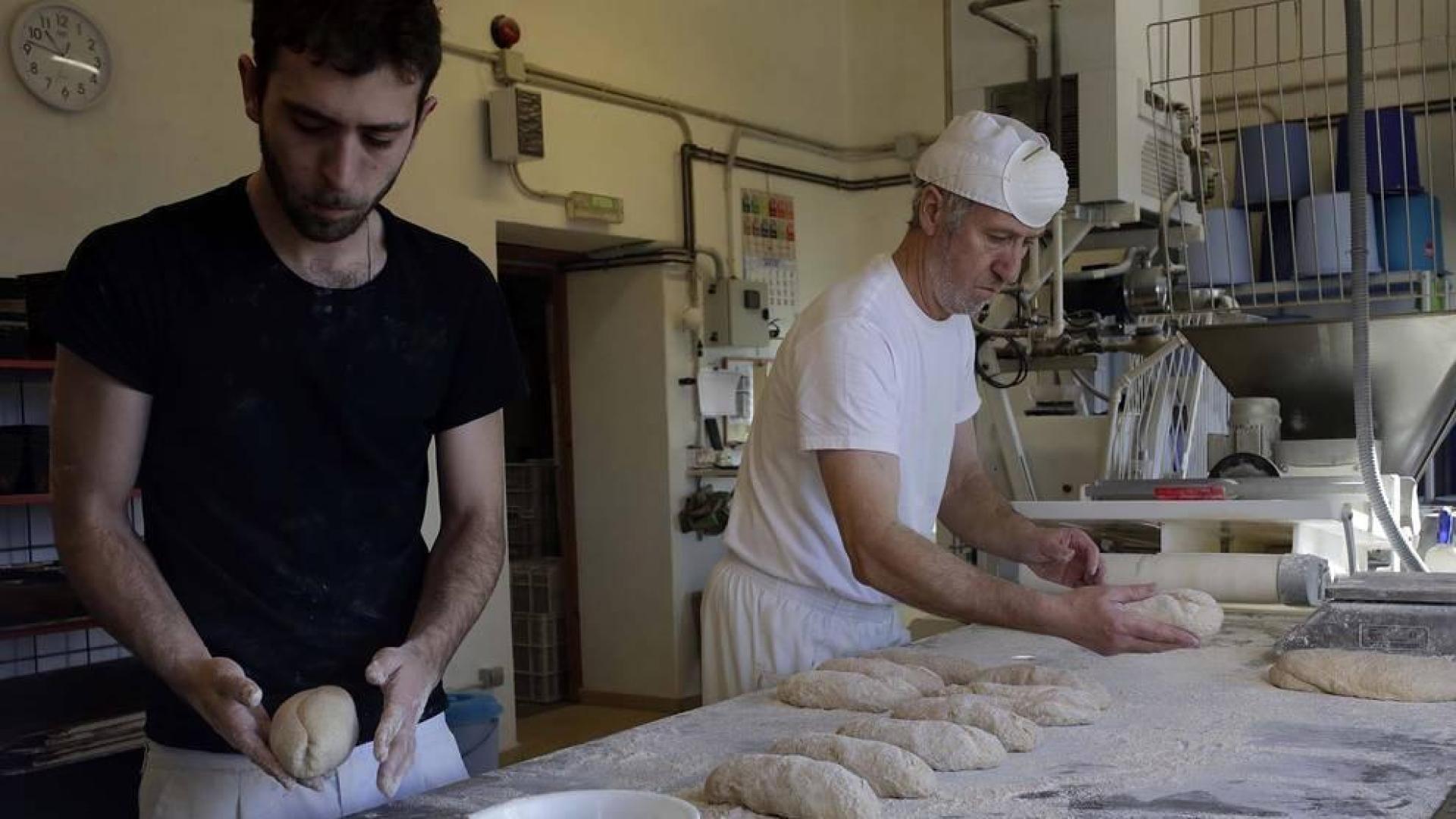 Arguiñáriz, con seis vecinos en invierno, aparece en la ruta del buen pan. Más de doce horas de sudor, materia prima de calidad y una filosofía de vida amasan su elección