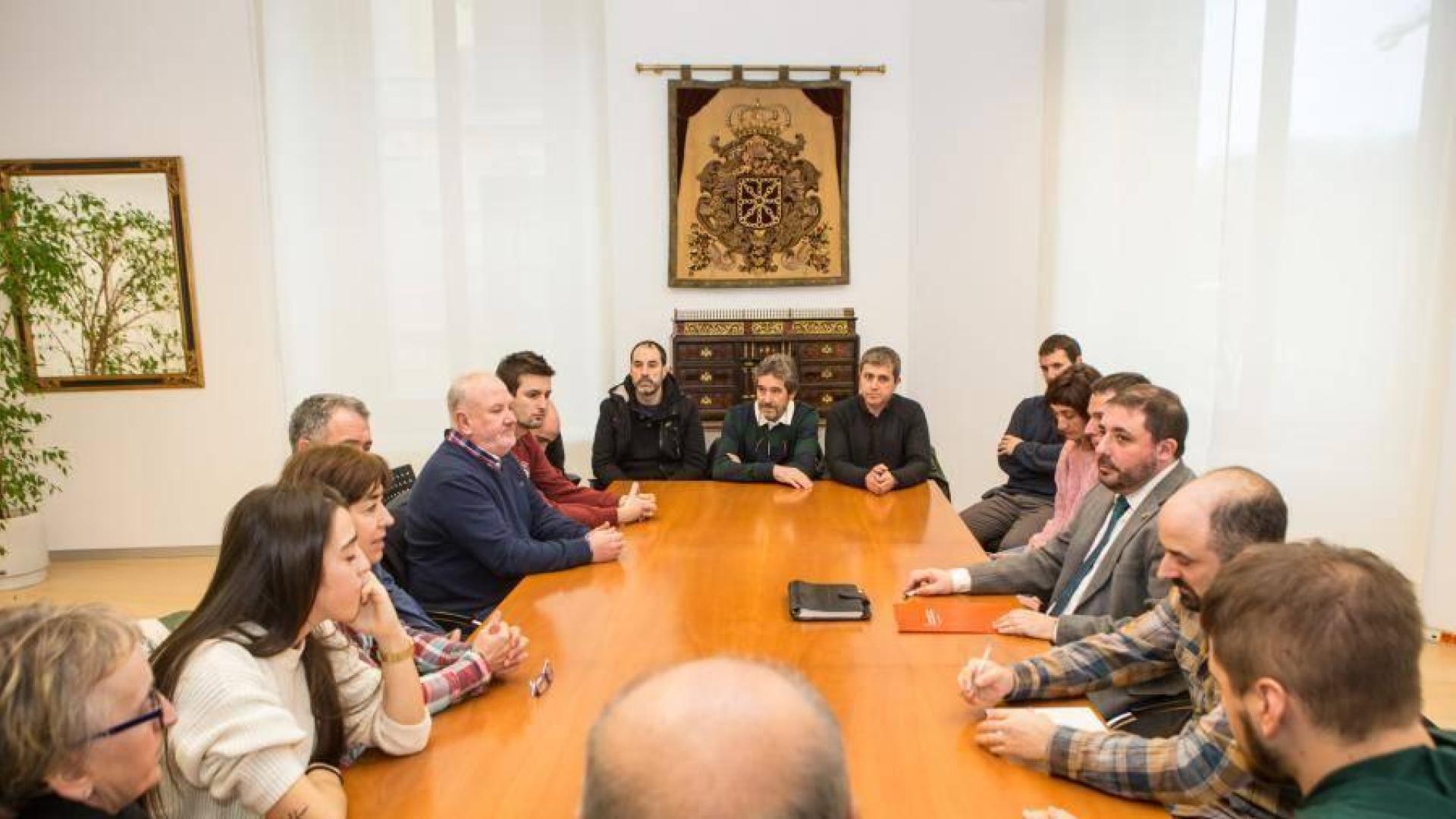 Unai Hualde ha recibido a familiares delos dos jóvenes fallecidos en la N-121-A, a la altura de Olagüe, que han asistido acompañados de alcaldes y representantes municipales de ayuntamientos de la zona.