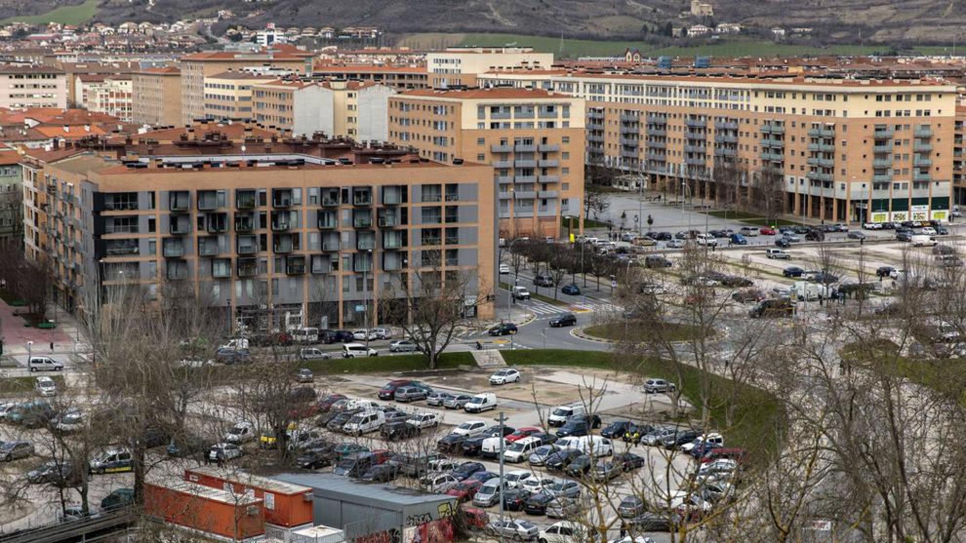 Los aparcamientos de los Corralillos, en primer plano, y del paseo de Anelier, al fondo, con numerosos huecos este lunes por la mañana.
