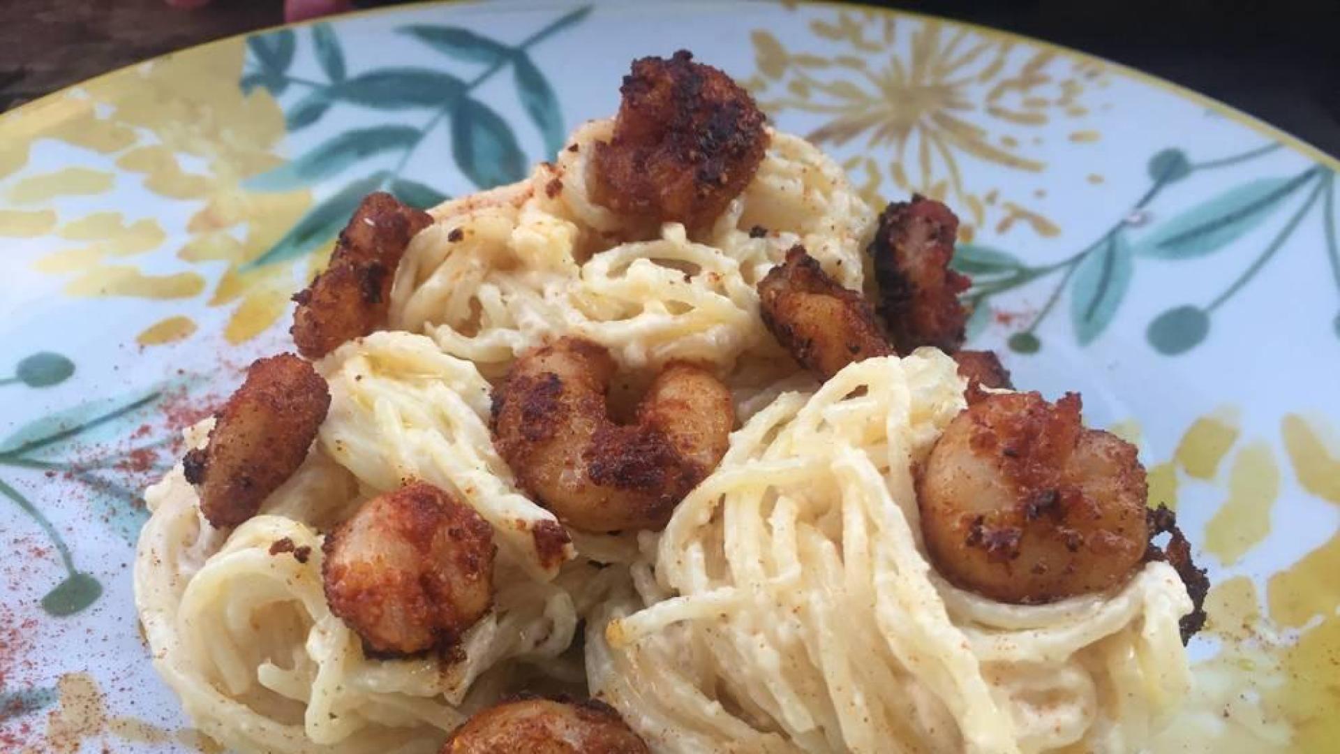 Espaguetis con salsa de mahonesa y gambas al pimentón
