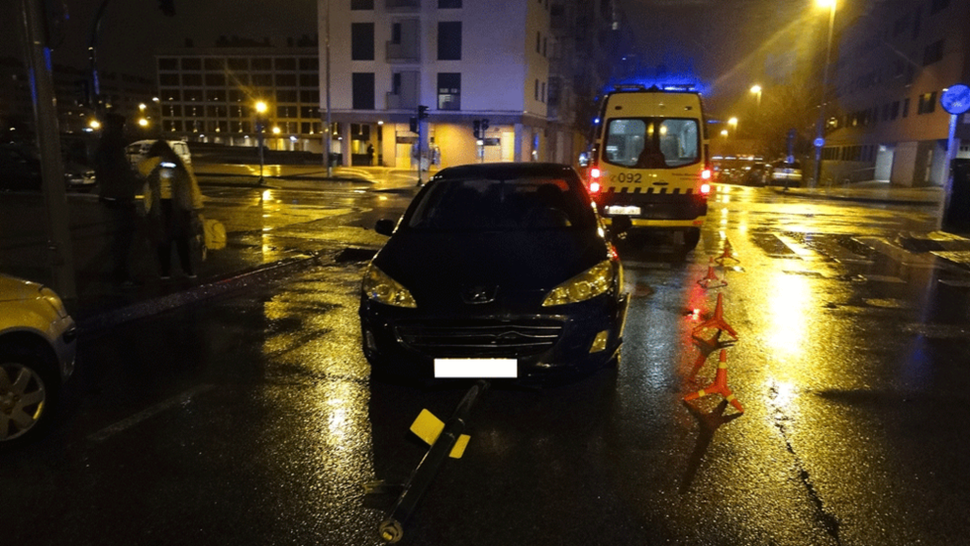 Una conductora ebria se sale de la vía y choca contra un semáforo en Buztintxuri
