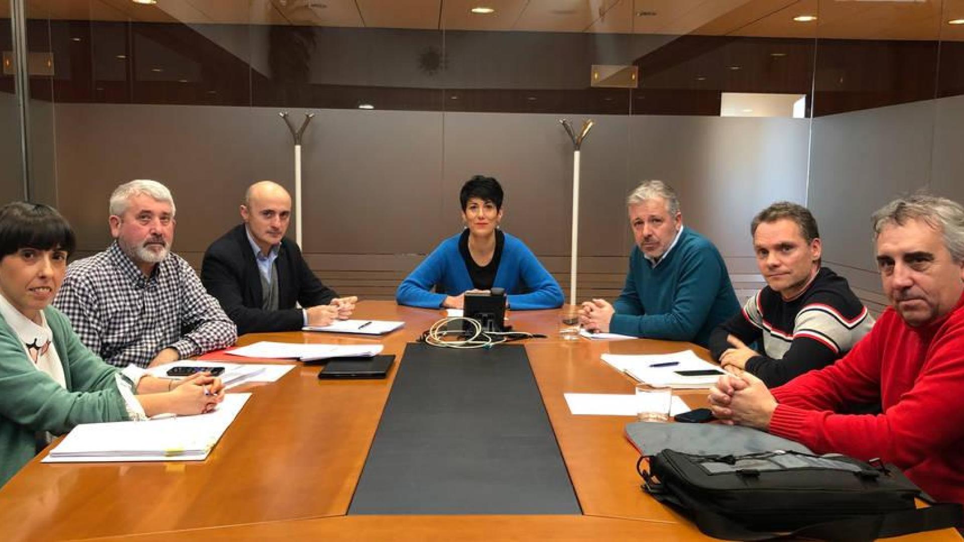 La consejera Elma Saiz y el presidente del sindicato UAGN, Félix Bariain, durante la reunión.