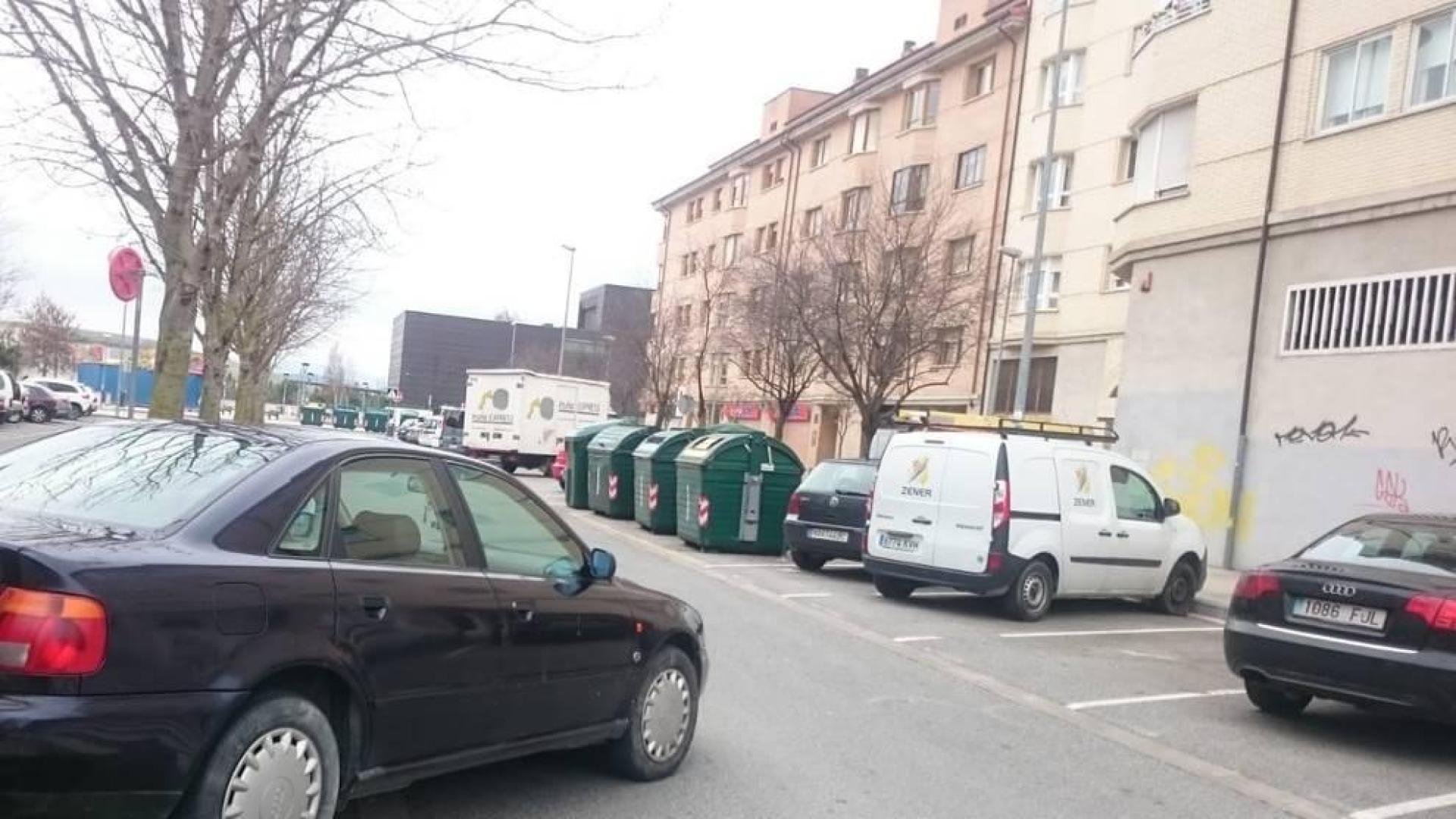 Un coche sin el freno de mano bien puesto invade la calzada en Berriozar