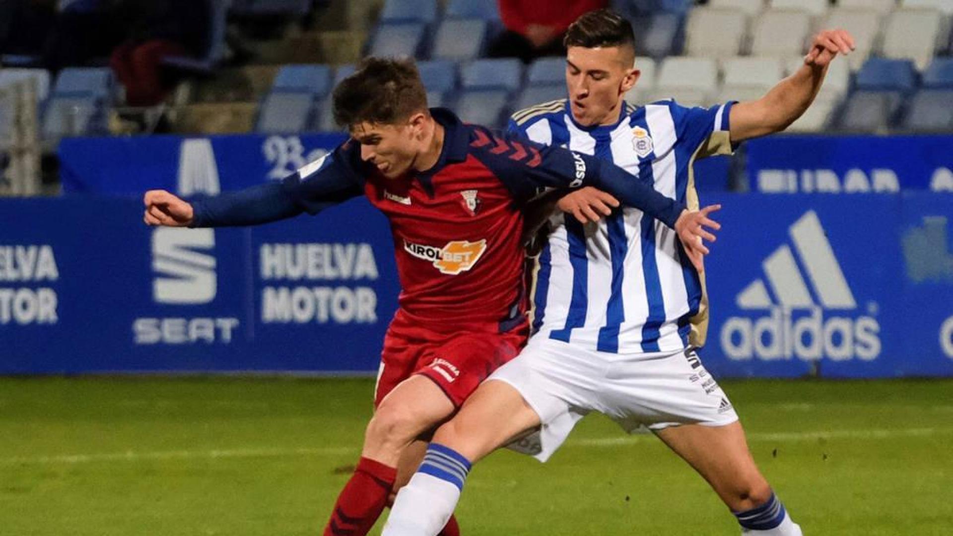 Marc Cardona protege el balón en el partido de Osasuna contra el Recreativo de Copa del Rey.