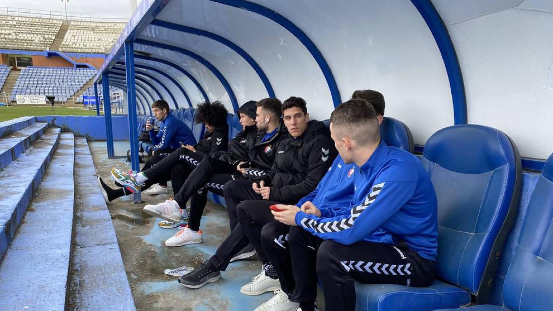 Jugadores de Osasuna, en el banquillo del estadio Nuevo Colombino, antes del calentamiento previo al partido.