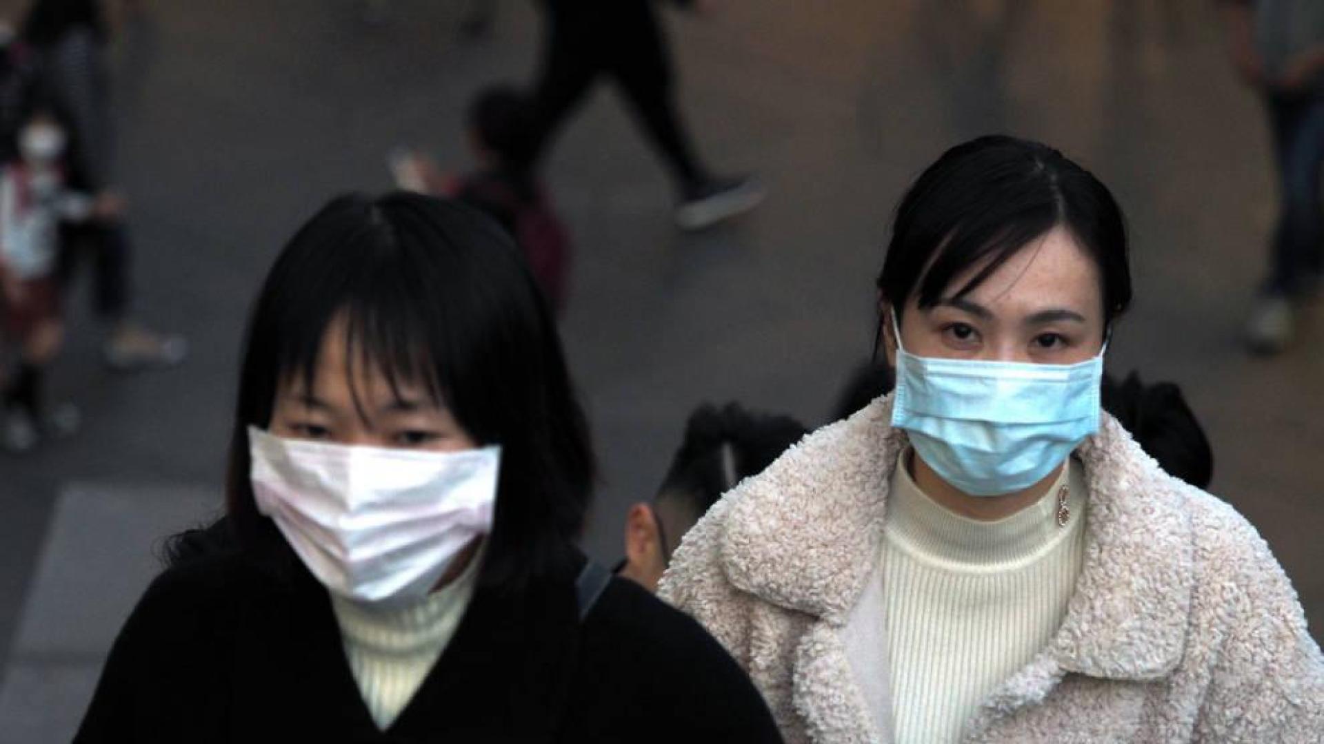 Dos mujeres se protegen con máscaras, en Taipei (Taiwan).