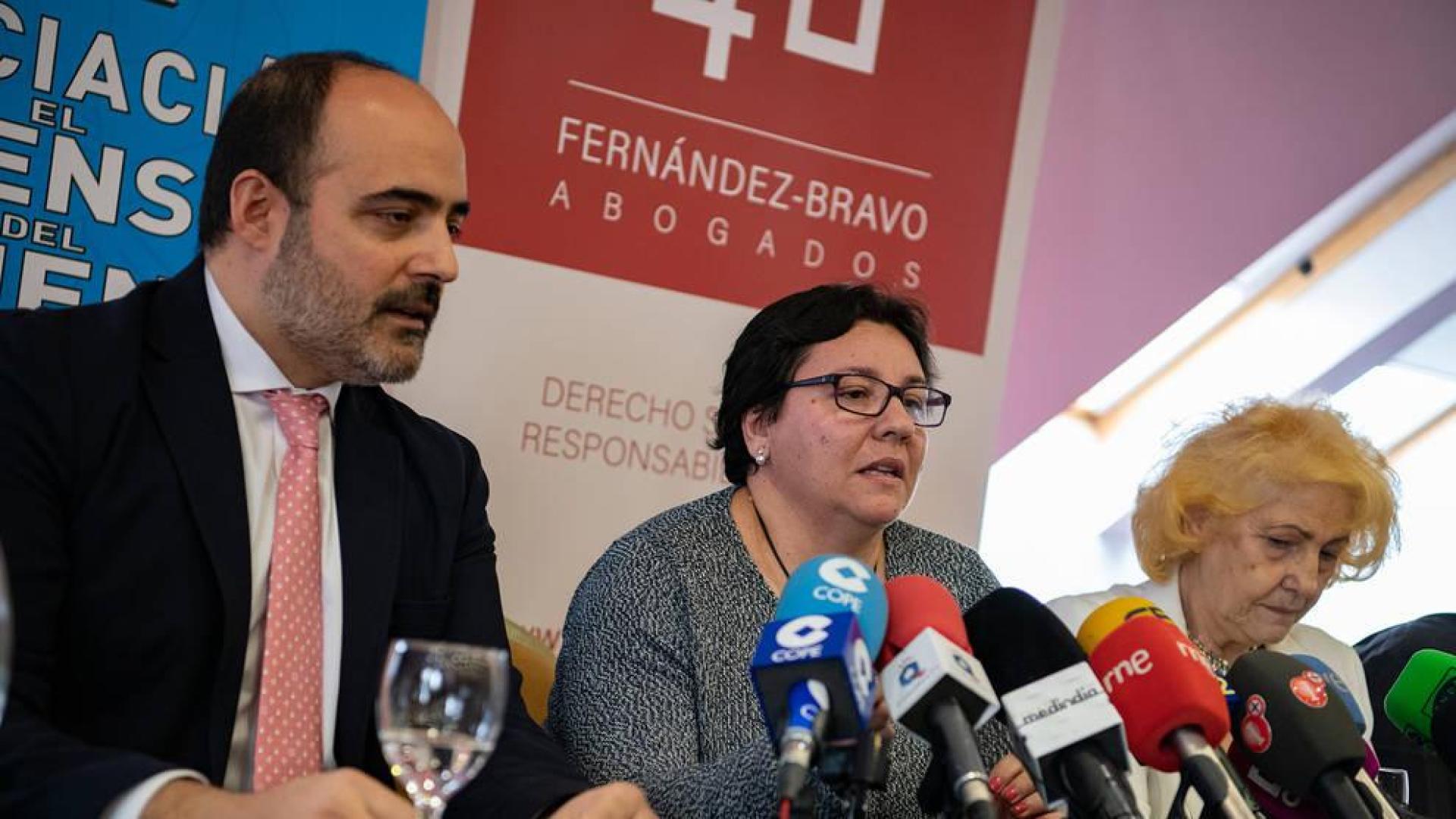 El abogado del Defensor del Paciente, Francisco Javier Fernández-Bravo; la madre de la paciente afectada y la presidenta de la Asociación Defensor del Paciente, Carmen Flores.